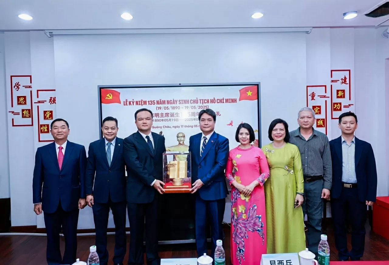 Tác phẩm điêu khắc ánh sáng 'Việt Nam - Những trang sử vàng' là một món quà ý nghĩa của Tổng Bí thư Tô Lâm. Tác phẩm điêu khắc ánh sáng 'Việt Nam - Những trang sử vàng' là một món quà ý nghĩa của Tổng Bí thư Tô Lâm.