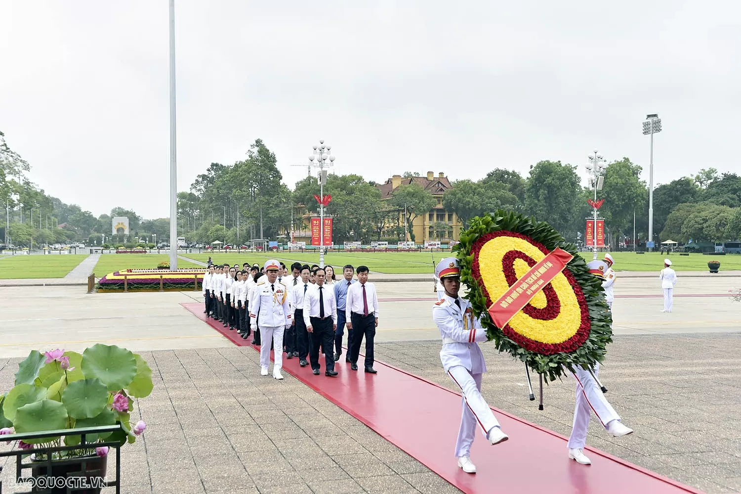 Đoàn Bộ Ngoại giao vào Lăng viếng Chủ tịch Hồ Chí Minh nhân kỷ niệm 135 năm Ngày sinh của Người