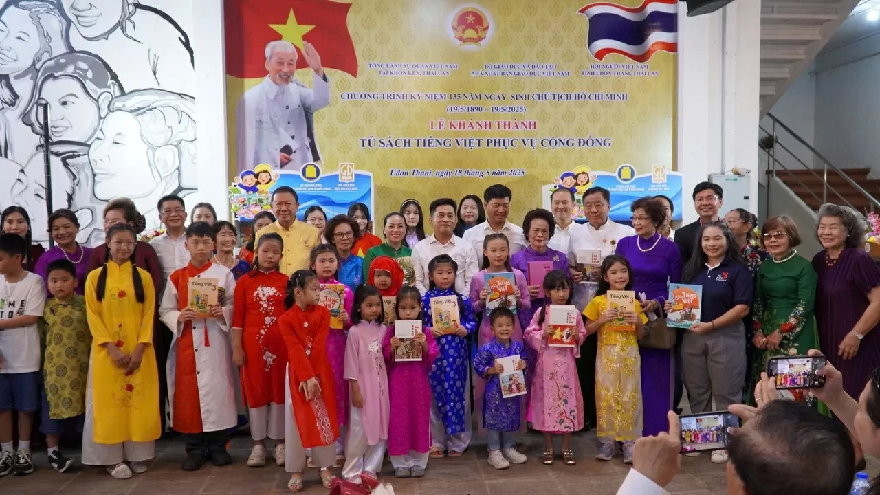 Lễ khánh thành Tủ sách tiếng Việt phục vụ cộng đồng, ngày 18/5, tại tại Phố Việt Nam, tỉnh Udon Thani, Thái Lan. (Nguồn: Tổng lãnh sự quán Việt Nam tại Khon Kean)