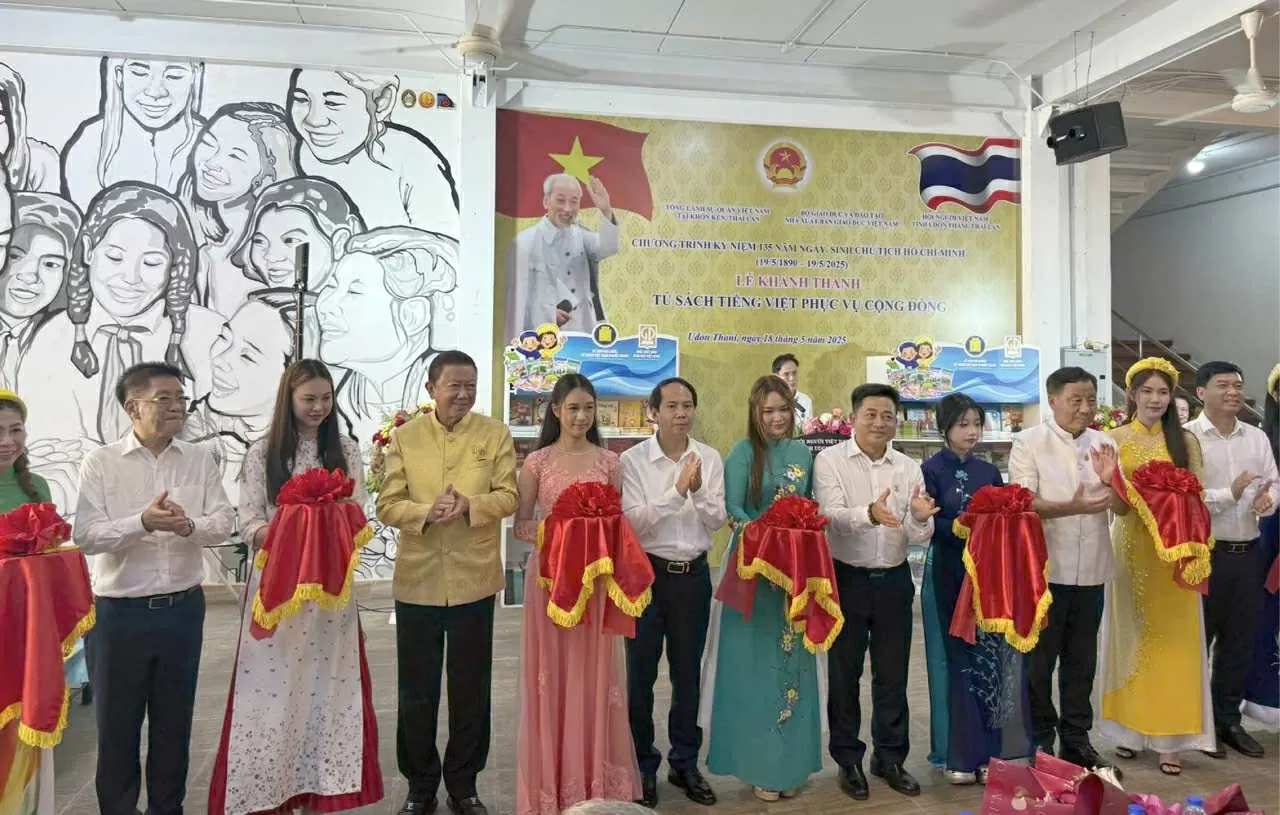 Các đại biểu cắt băng khánh thành Tủ sách tiếng Việt phục vụ cộng đồng, ngày 18/5, tại tại Phố Việt Nam, tỉnh Udon Thani, Thái Lan. (Nguồn: Tổng lãnh sự quán Việt Nam tại Khon Kean)