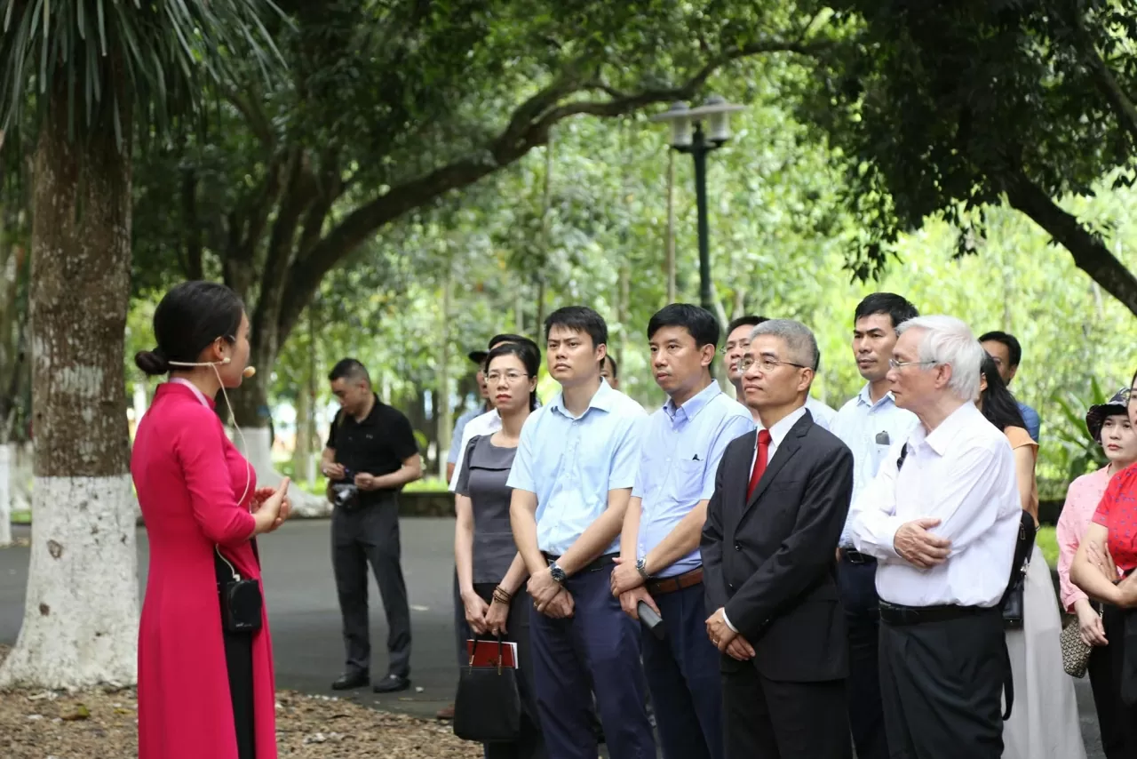 Đoàn Bộ Ngoại giao tham quan Không gian xanh bao quanh Nhà làm việc của Chủ tịch Hồ Chí Minh từ năm 1960 đến năm 1969. (Ảnh: Thành Long)