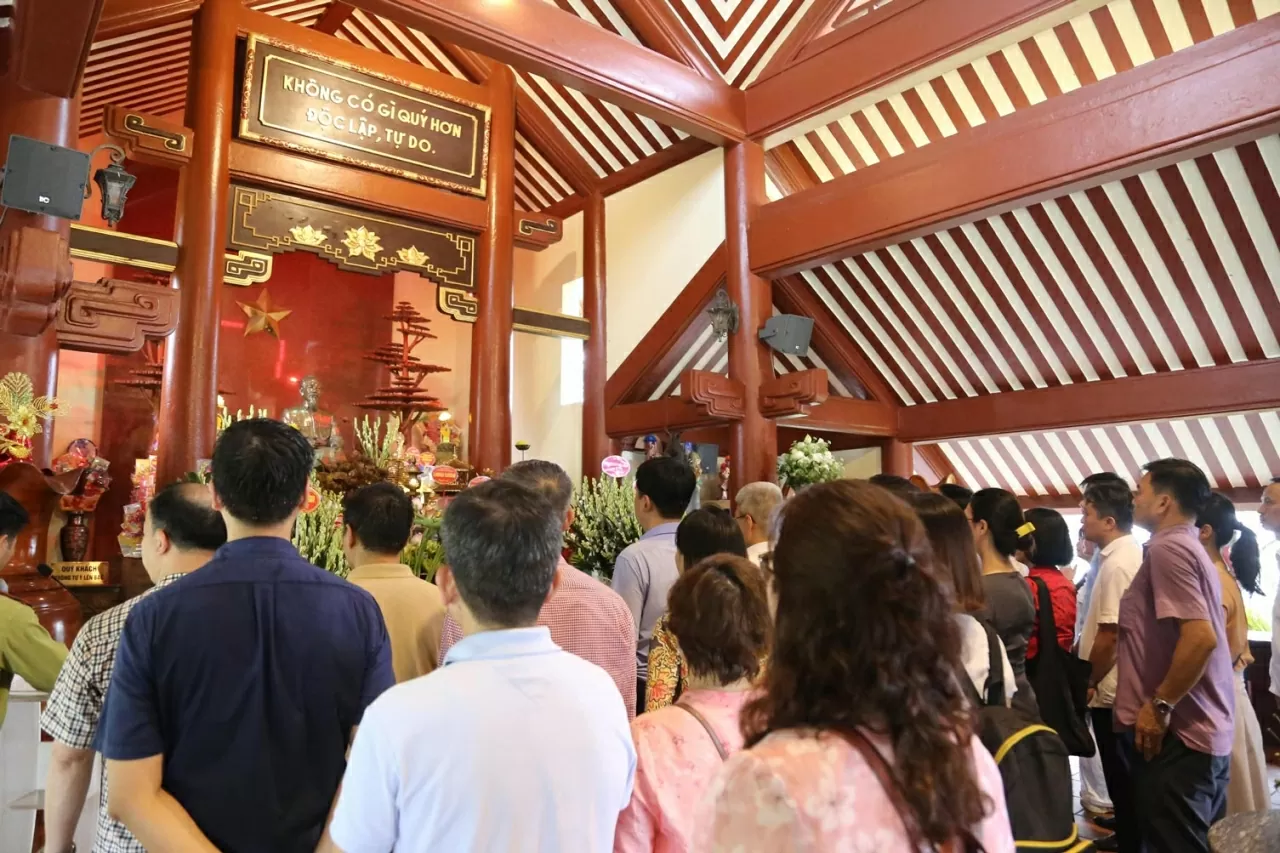 Toàn thể cán bộ, nhân viên Bộ Ngoại giao dâng hương tại Đền thờ Bác Hồ. (Ảnh: Thành Long)