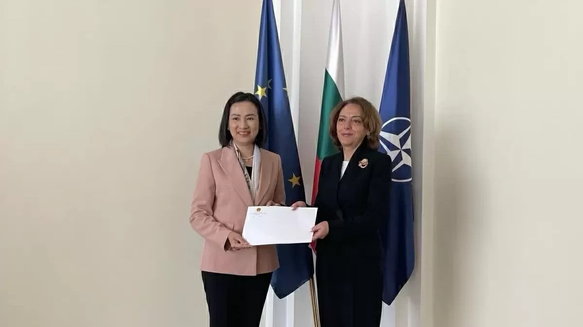 Ambassador Nguyen Thi Minh Nguyet presents a copy of Letter of Credentials to Bulgarian Deputy Foreign Minister
