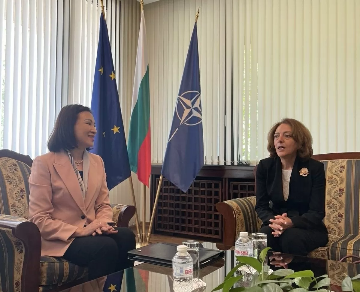 Đại sứ Nguyễn Thị Minh Nguyệt trình bản sao Thư ủy nhiệm lên Thứ trưởng Ngoại giao Bulgaria