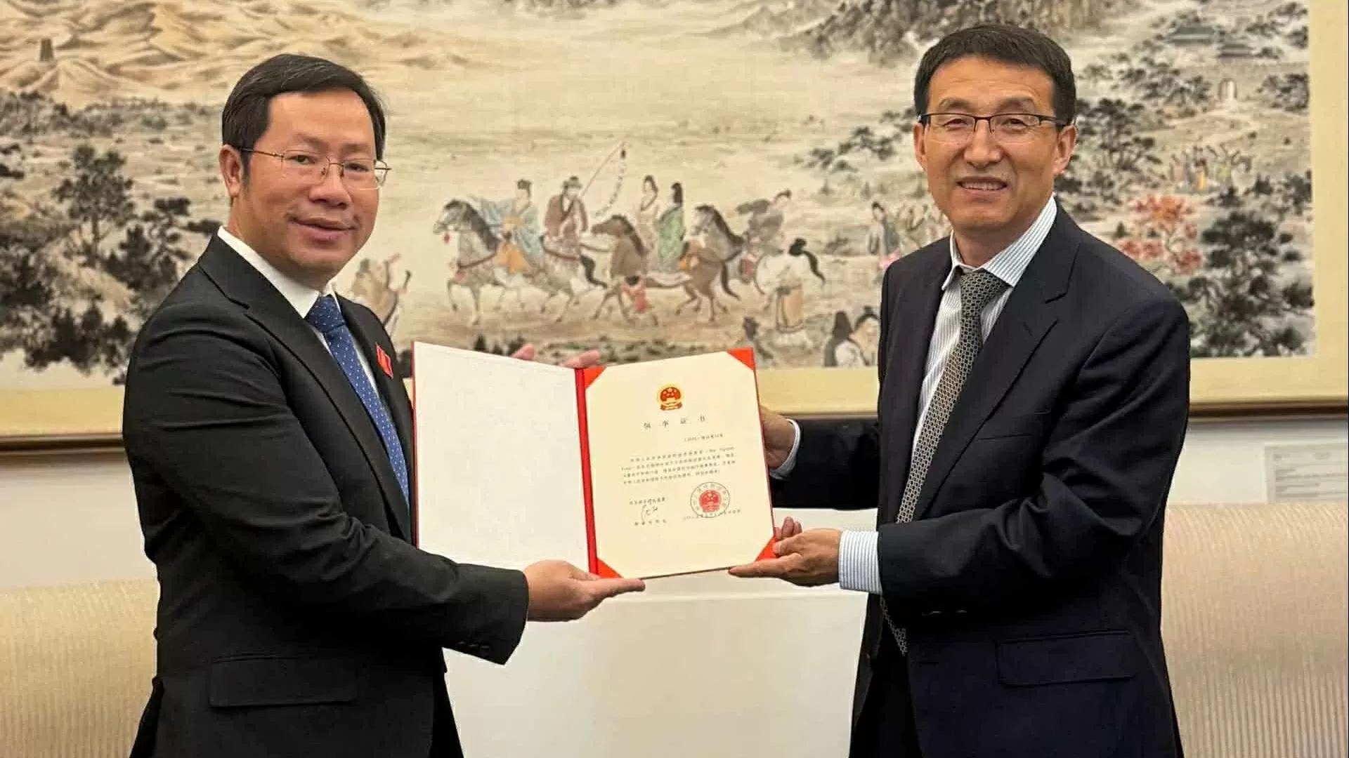 Vietnamese Consul General in Chongqing presents Consular Commission to Chinese Ministry of Foreign Affairs