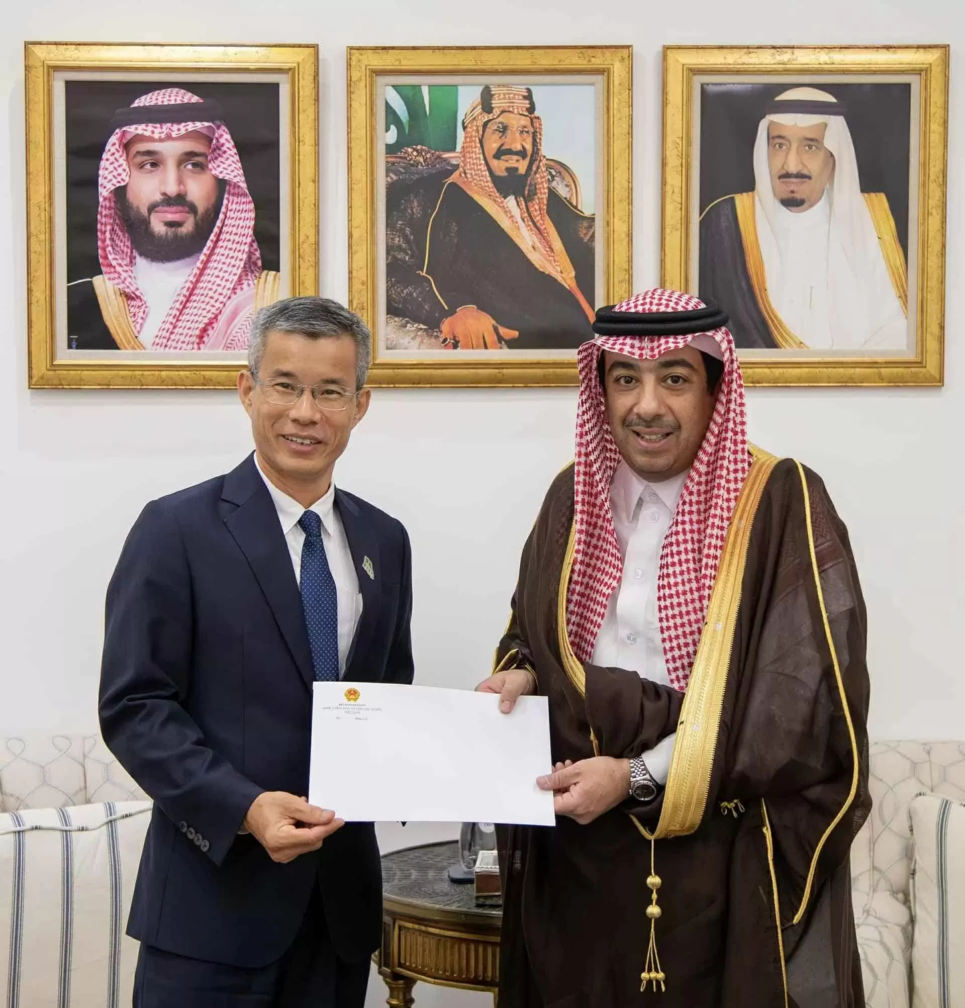 Ambassador Hoang Huu Anh presents a copy of his Letter of Credentials to leaders of the Ministry of Foreign Affairs of Saudi Arabia