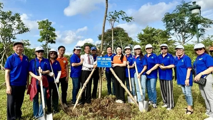 Kiều bào hưởng ứng 'Tết trồng cây đời đời nhớ ơn Bác Hồ'