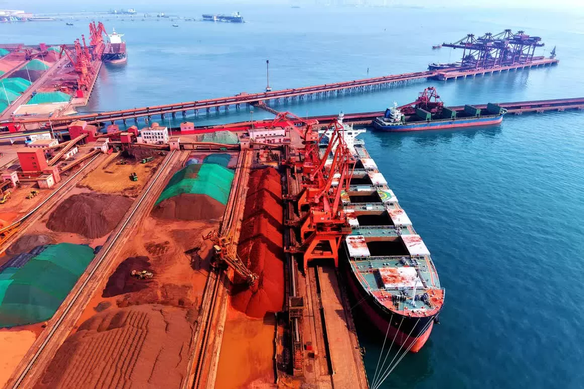 Một tàu chở hàng đang dỡ quặng sắt nhập khẩu tại Cảng Thanh Đảo ở tỉnh Sơn Đông, Trung Quốc, vào ngày 6/3/2025. (Nguồn: Getty Images)