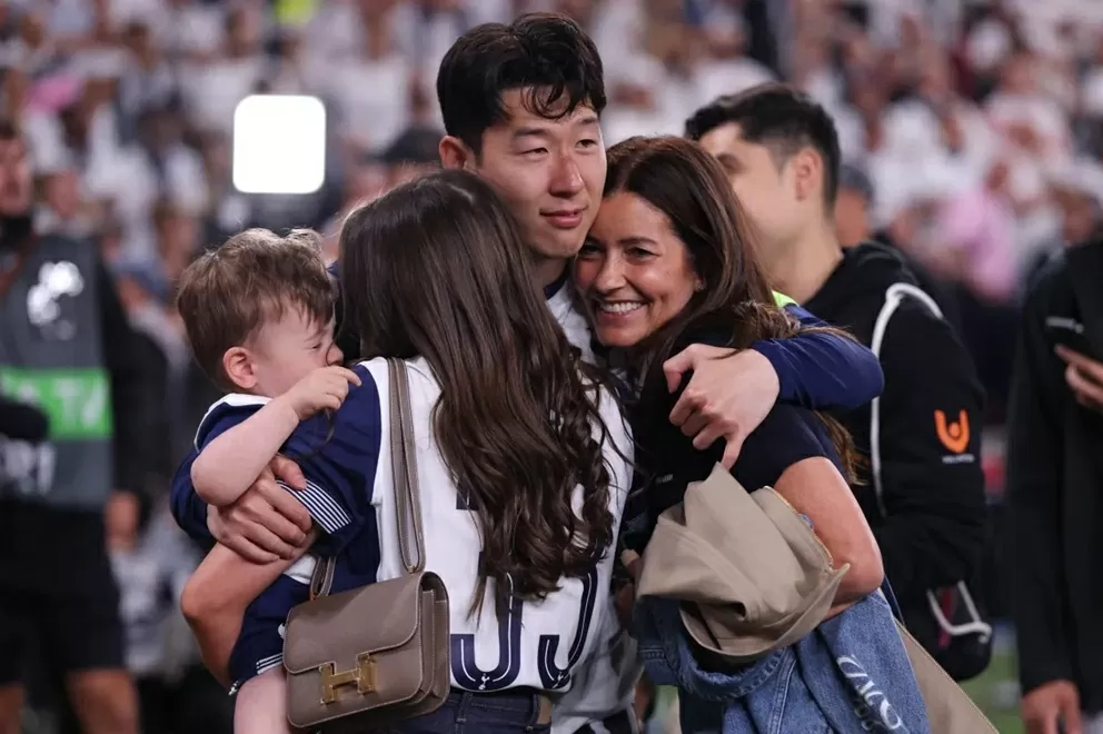 Tottenham vô địch Europa League: Không có bạn gái, Son ăn mừng cùng vợ con đồng đội Tottenham vô địch Europa League: Không có bạn gái, Son ăn mừng cùng vợ con đồng đội