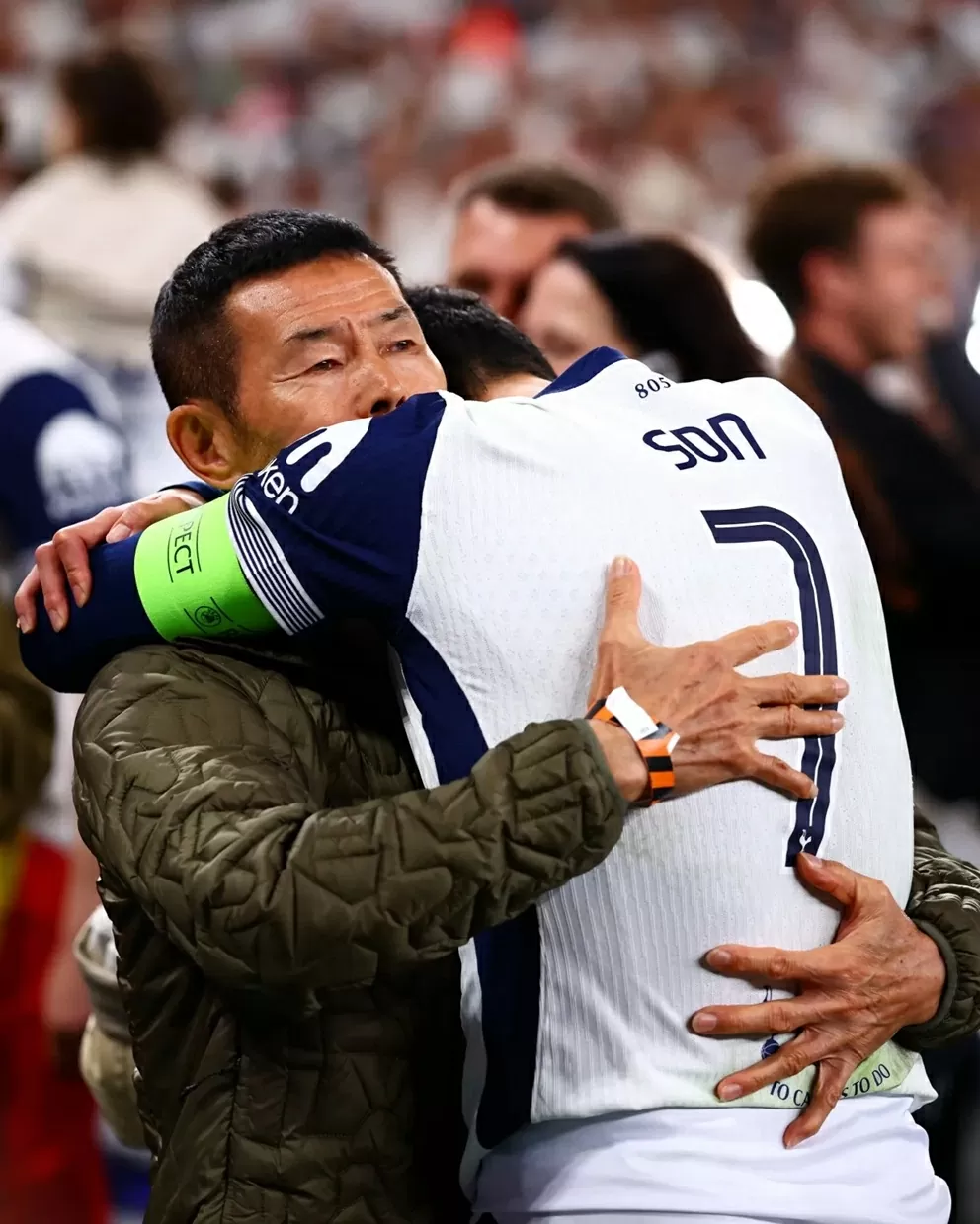Tottenham vô địch Europa League: Không có bạn gái, Son ăn mừng cùng vợ con đồng đội