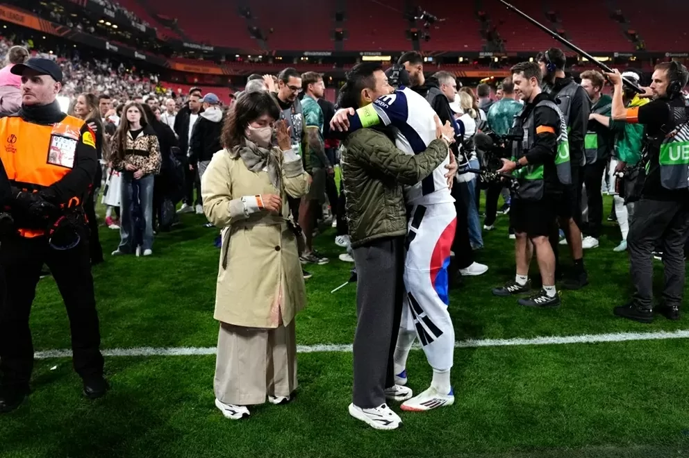 Tottenham vô địch Europa League: Không có bạn gái, Son ăn mừng cùng vợ con đồng đội