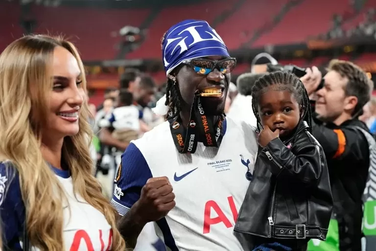 Tottenham vô địch Europa League: Không có bạn gái, Son ăn mừng cùng vợ con đồng đội