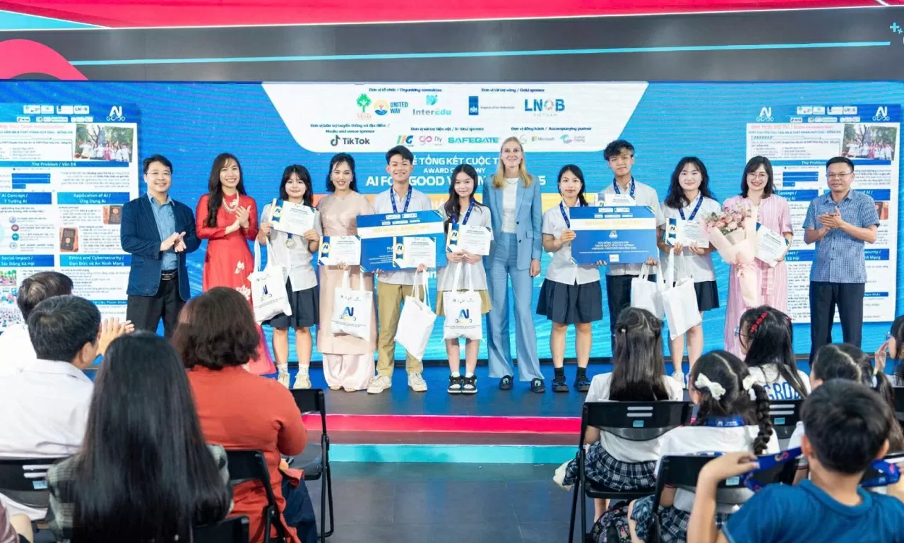 Báo chí: Học sinh THPT Chuyên Chu Văn An giành giải cao tại cuộc thi về AI