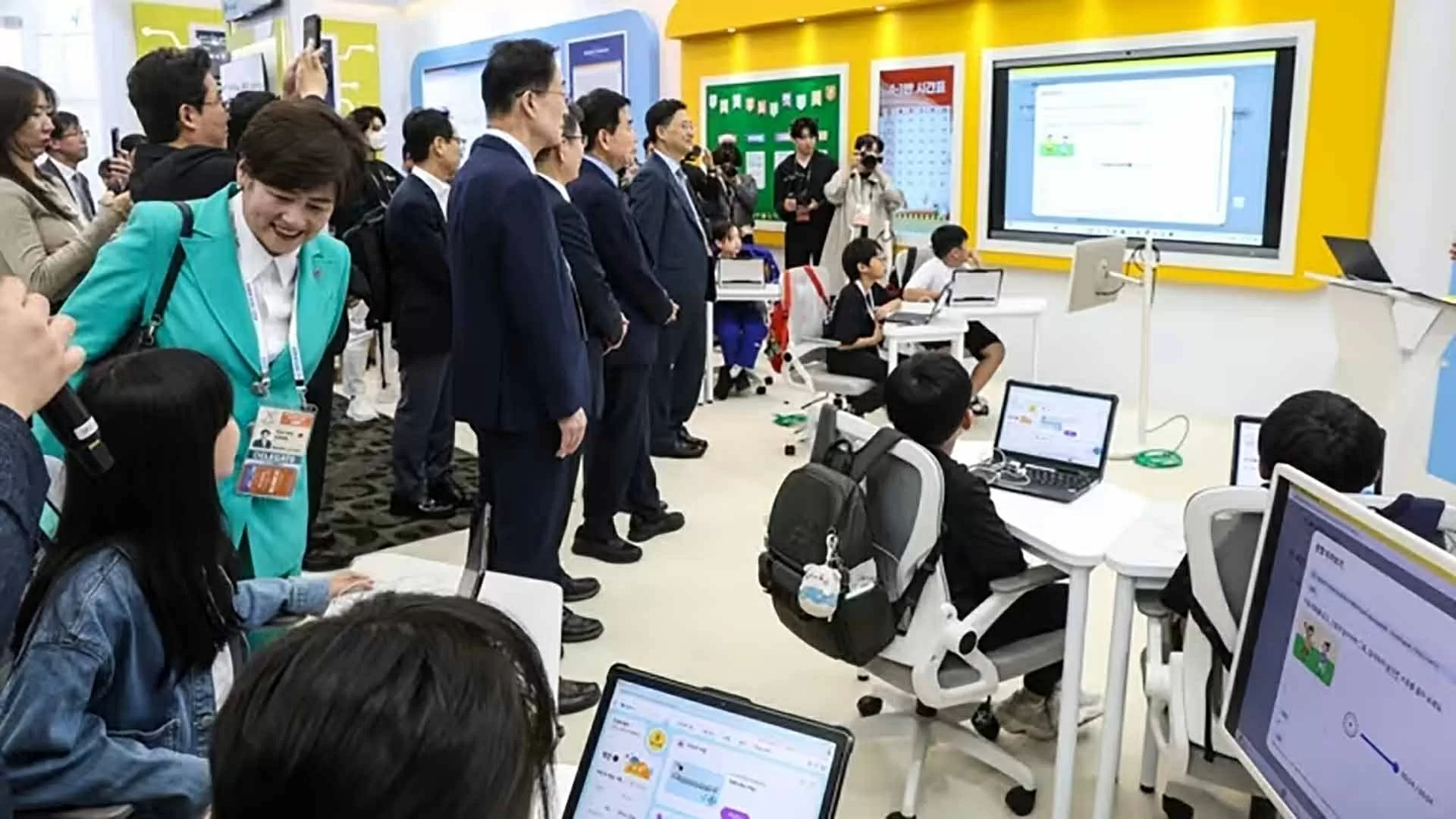 Hàn Quốc tích hợp AI vào sách giáo khoa