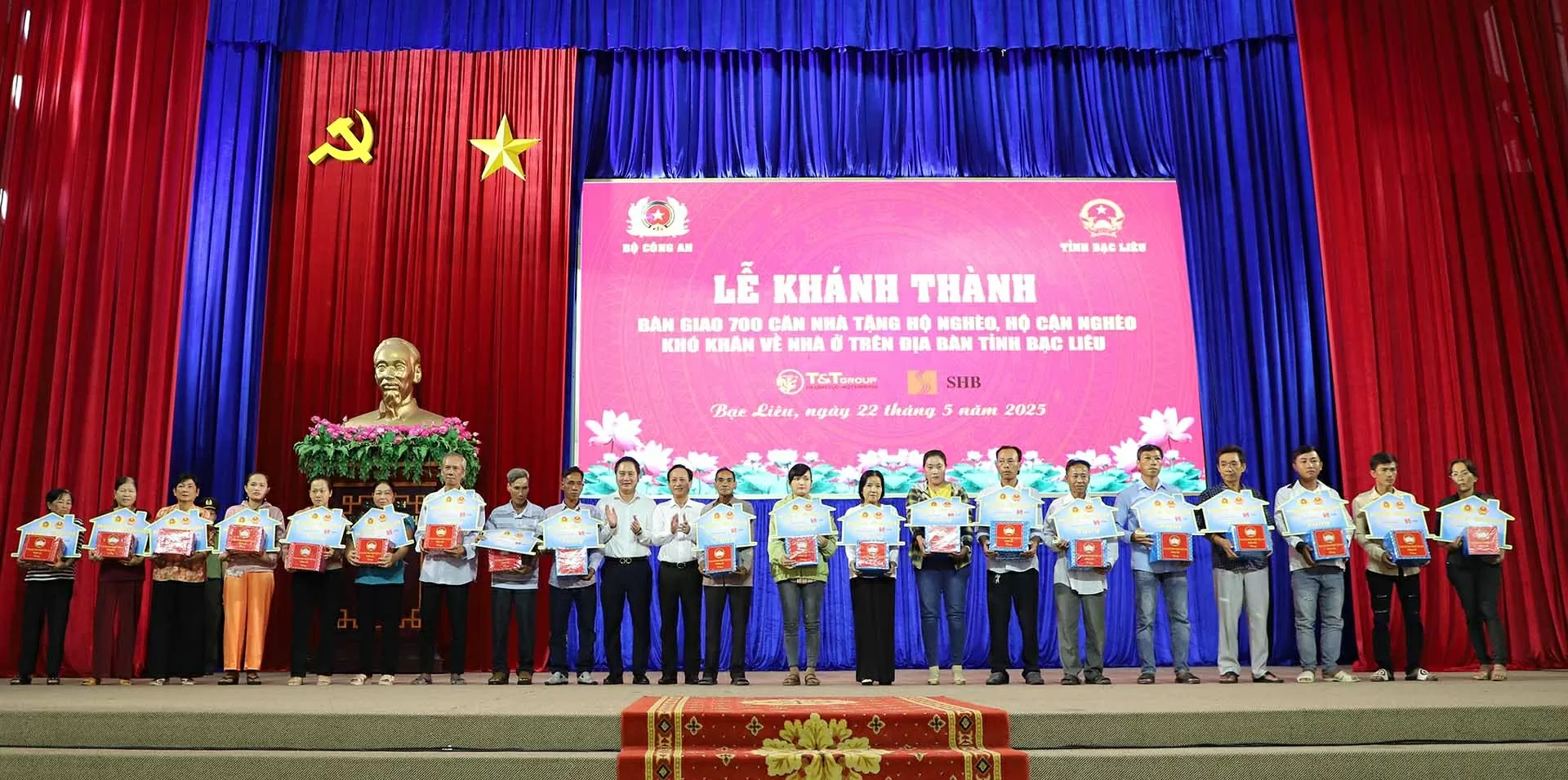 Ông Mai Xuân Sơn, Tổng Giám đốc Tập đoàn T&T Group (thứ 10 từ trái sang) và lãnh đạo tỉnh Bạc Liêu trao bảng tượng trưng căn nhà và quà tặng các hộ gia đình khó khăn về nhà ở.