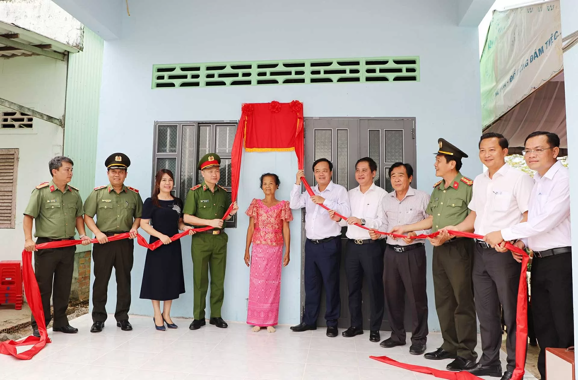 Lãnh đạo Bộ Công an, lãnh đạo tỉnh Bạc Liêu và đại diện Tập đoàn T&T Group, Ngân hàng SHB thực hiện nghi thức khánh thành, bàn giao căn nhà tặng các hộ gia đình