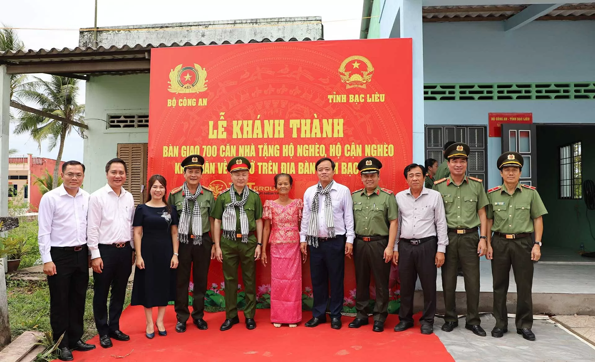 Lãnh đạo Bộ Công an, lãnh đạo tỉnh Bạc Liêu và đại diện Tập đoàn T&T Group, Ngân hàng SHB thực hiện nghi thức khánh thành, bàn giao căn nhà tặng các hộ gia đình