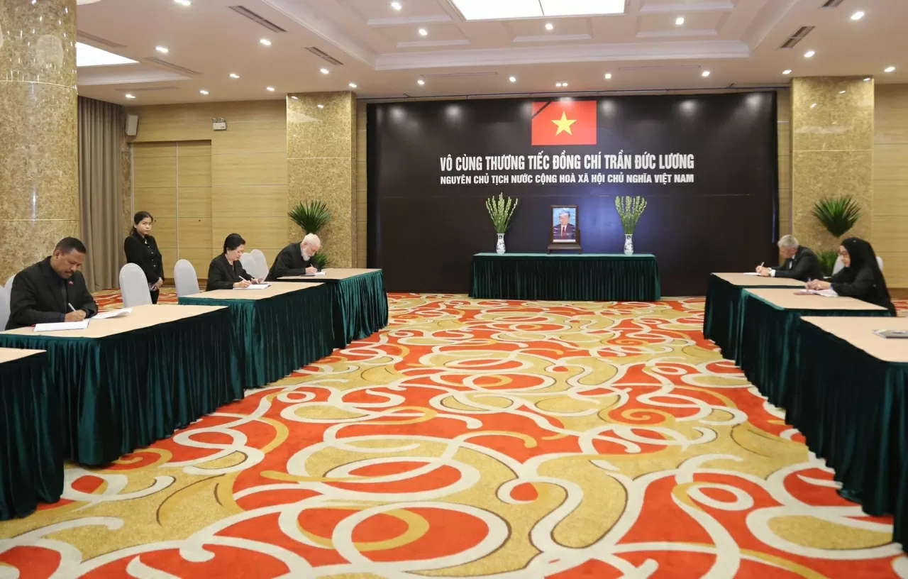 Sáng 24/5, có hơn 60 Đại sứ, Đại biện lâm thời các Đại sứ quán nước ngoài tại Việt Nam đến kính viếng và ghi sổ tang nguyên Chủ tịch nước Trần Đức Lương. (Ảnh: Thành Long)