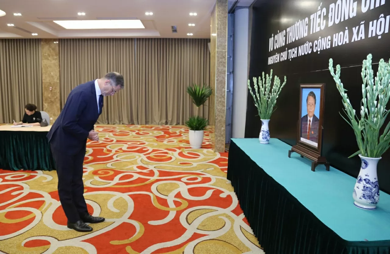 Đại sứ Pháp tại Việt Nam Olivier Brochet kính viếng nguyên Chủ tịch nước Trần Đức Lương. (Ảnh: Thành Long)