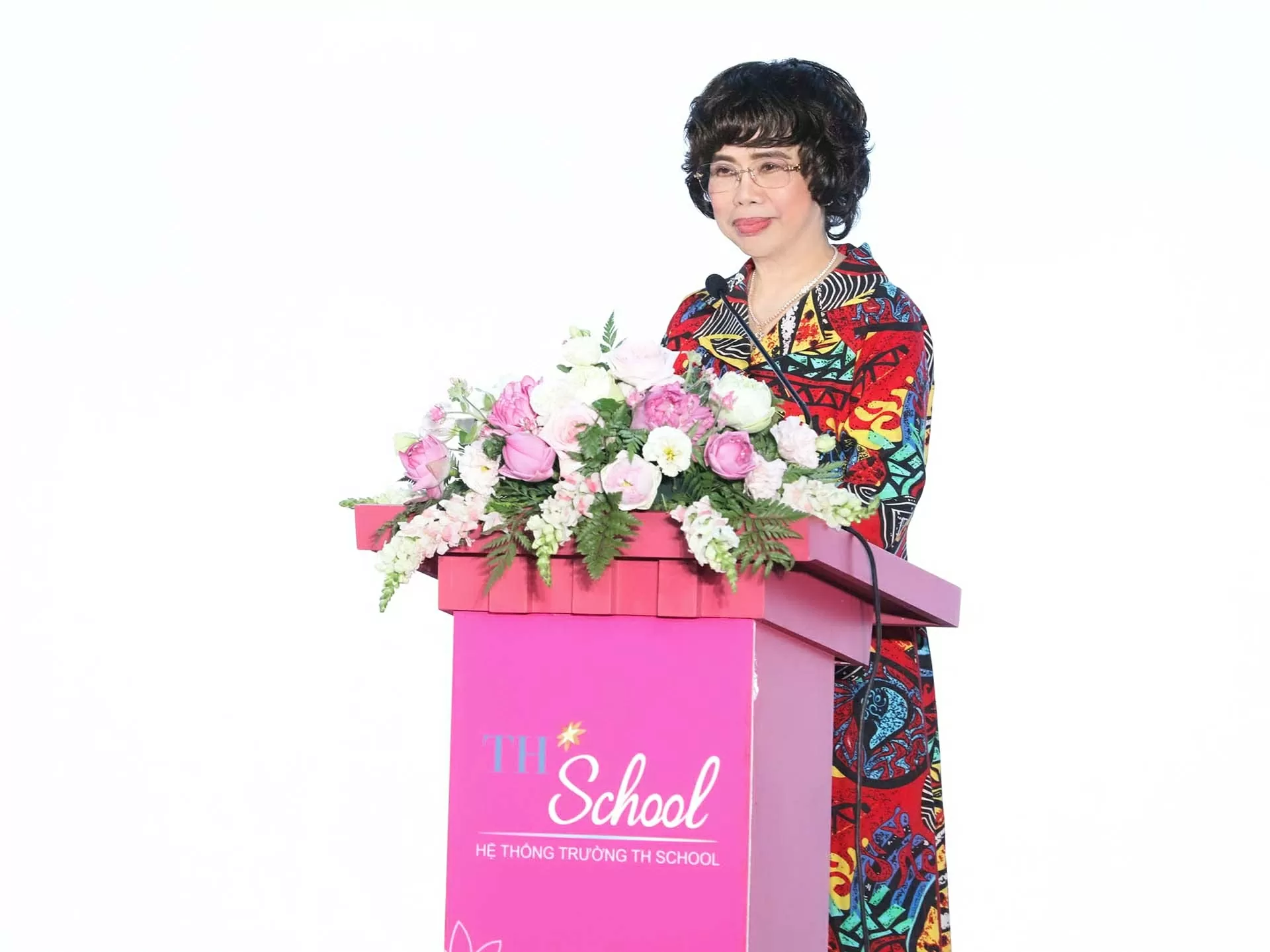 Nhà sáng lập TH Shool, Anh hùng Lao động Thái Hương phát biểu tại buổi lễ