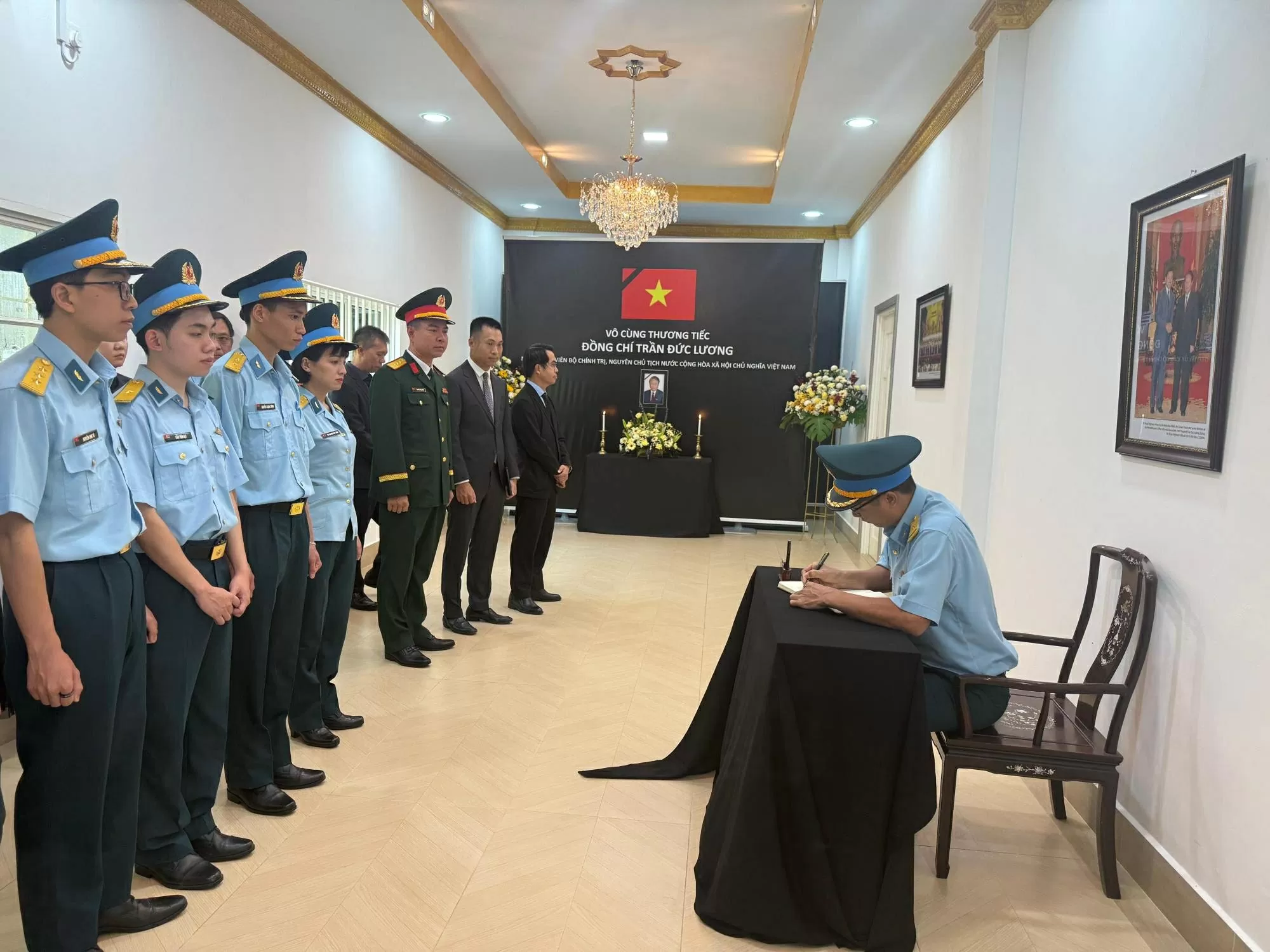 Đại diện Đoàn Học viên Quân chủng Phòng không không quân ghi sổ tang nguyên Chủ tịch nước Trần Đức Lương