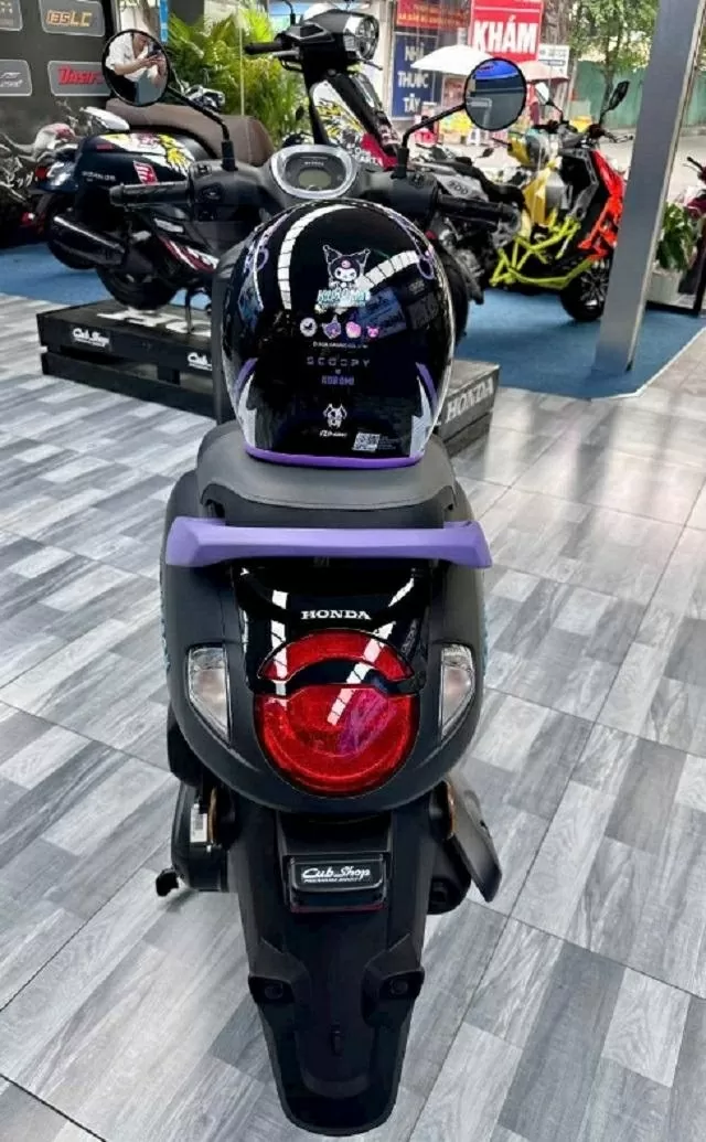 Giá xe Honda Scoopy Kuromi tại Thái Lan đang được niêm yết ở mức 60.800 baht (khoảng 48 triệu đồng)