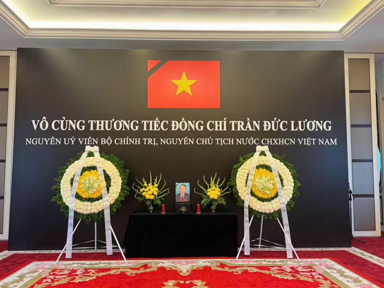 Lễ viếng và ghi sổ tang nguyên Chủ tịch nước Trần Đức Lương tại Đại sứ quán Việt Nam tại Trung Quốc