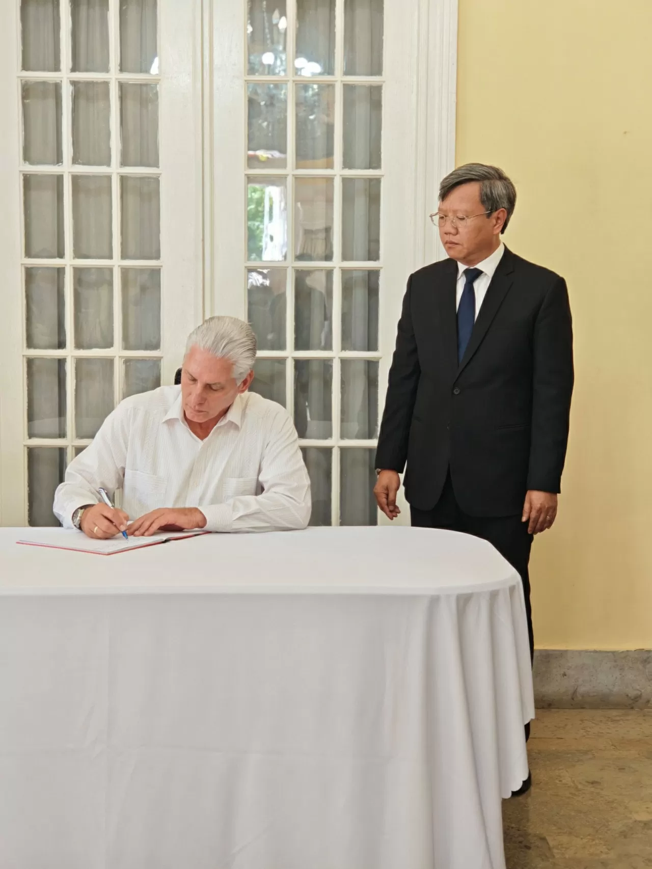 Bí thư thứ Nhất Đảng Cộng sản, Chủ tịch Cộng hoà Cuba Miguel Díaz-Canel tưởng nhớ Nguyên Chủ tịch nước Trần Đức Lương Bí thư thứ Nhất Đảng Cộng sản, Chủ tịch Cộng hoà Cuba Miguel Díaz-Canel tưởng nhớ nguyên Chủ tịch nước Trần Đức Lương