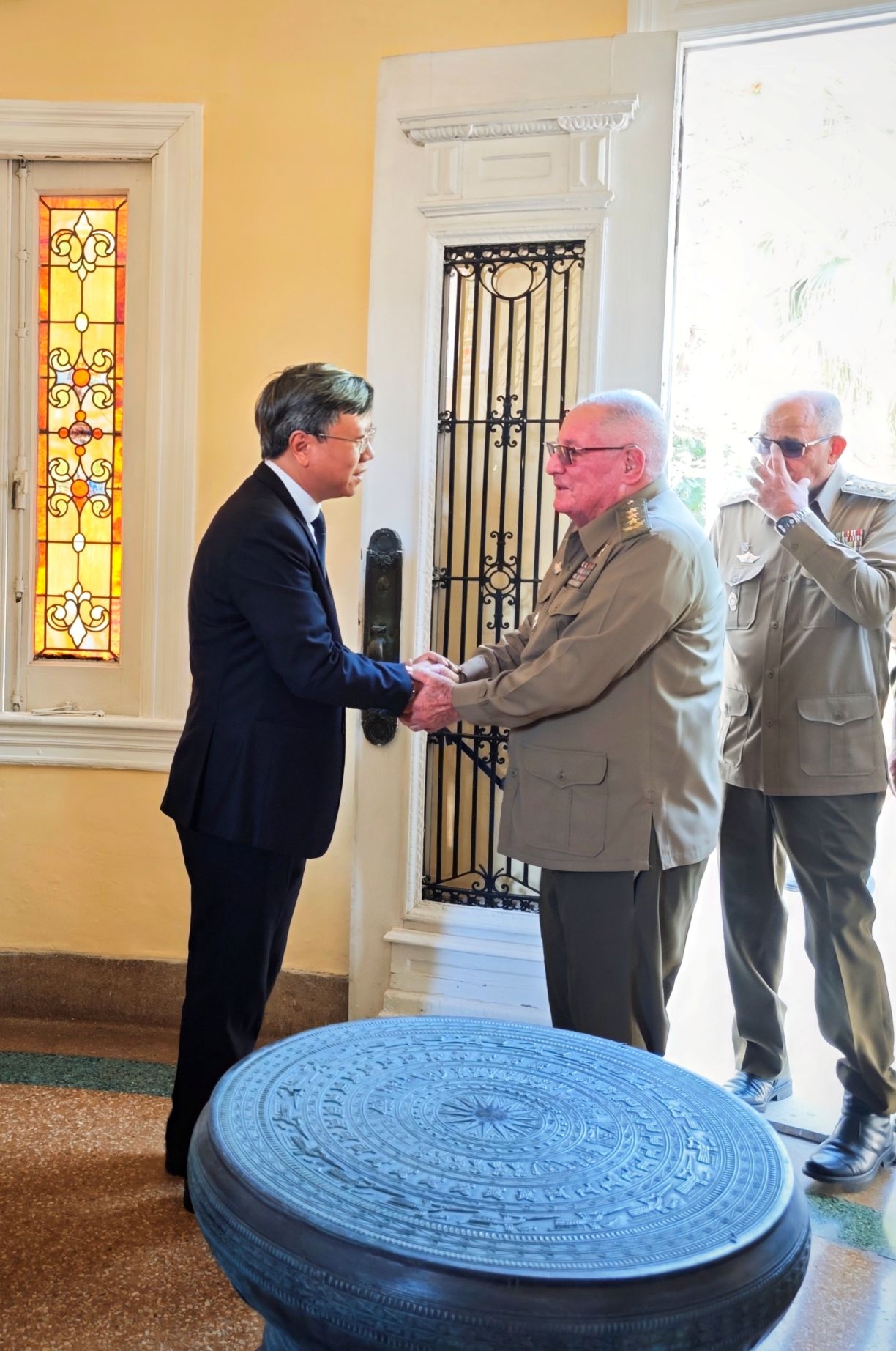 Bí thư thứ Nhất Đảng Cộng sản, Chủ tịch Cộng hoà Cuba Miguel Díaz-Canel tưởng nhớ nguyên Chủ tịch nước Trần Đức Lương Bí thư thứ Nhất Đảng Cộng sản, Chủ tịch Cộng hoà Cuba Miguel Díaz Canel tưởng nhớ nguyên Chủ tịch nước Trần Đức Lương