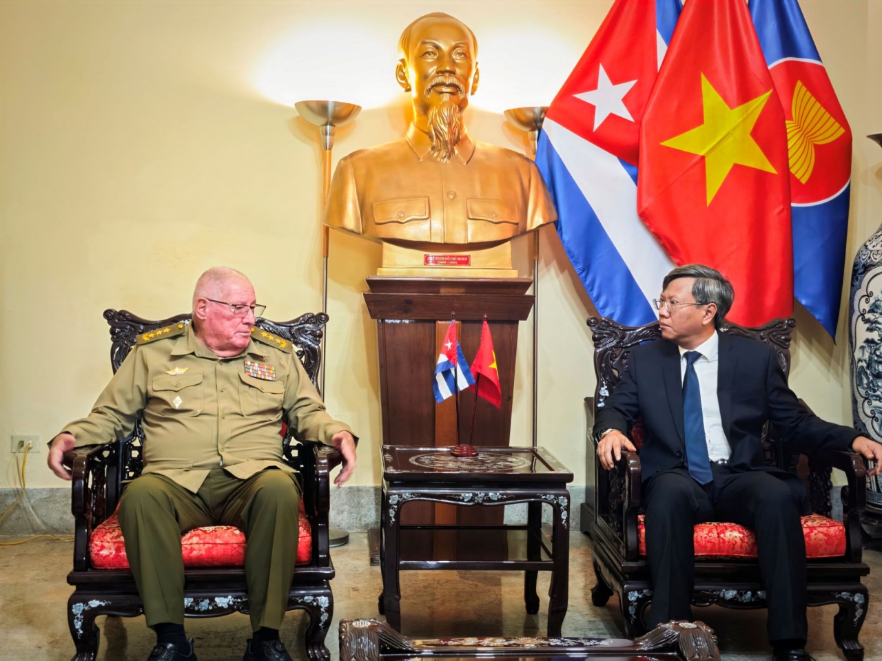 Bí thư thứ Nhất Đảng Cộng sản, Chủ tịch Cộng hoà Cuba Miguel Díaz-Canel tưởng nhớ nguyên Chủ tịch nước Trần Đức Lương Bí thư thứ Nhất Đảng Cộng sản, Chủ tịch Cộng hoà Cuba Miguel Díaz Canel tưởng nhớ nguyên Chủ tịch nước Trần Đức Lương