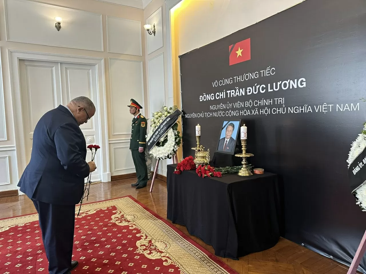 Đại diện Đại sứ quán Algeria tại LB Nga vào viếng. (Nguồn: Đại sứ quán Việt Nam tại Liên bang Nga)