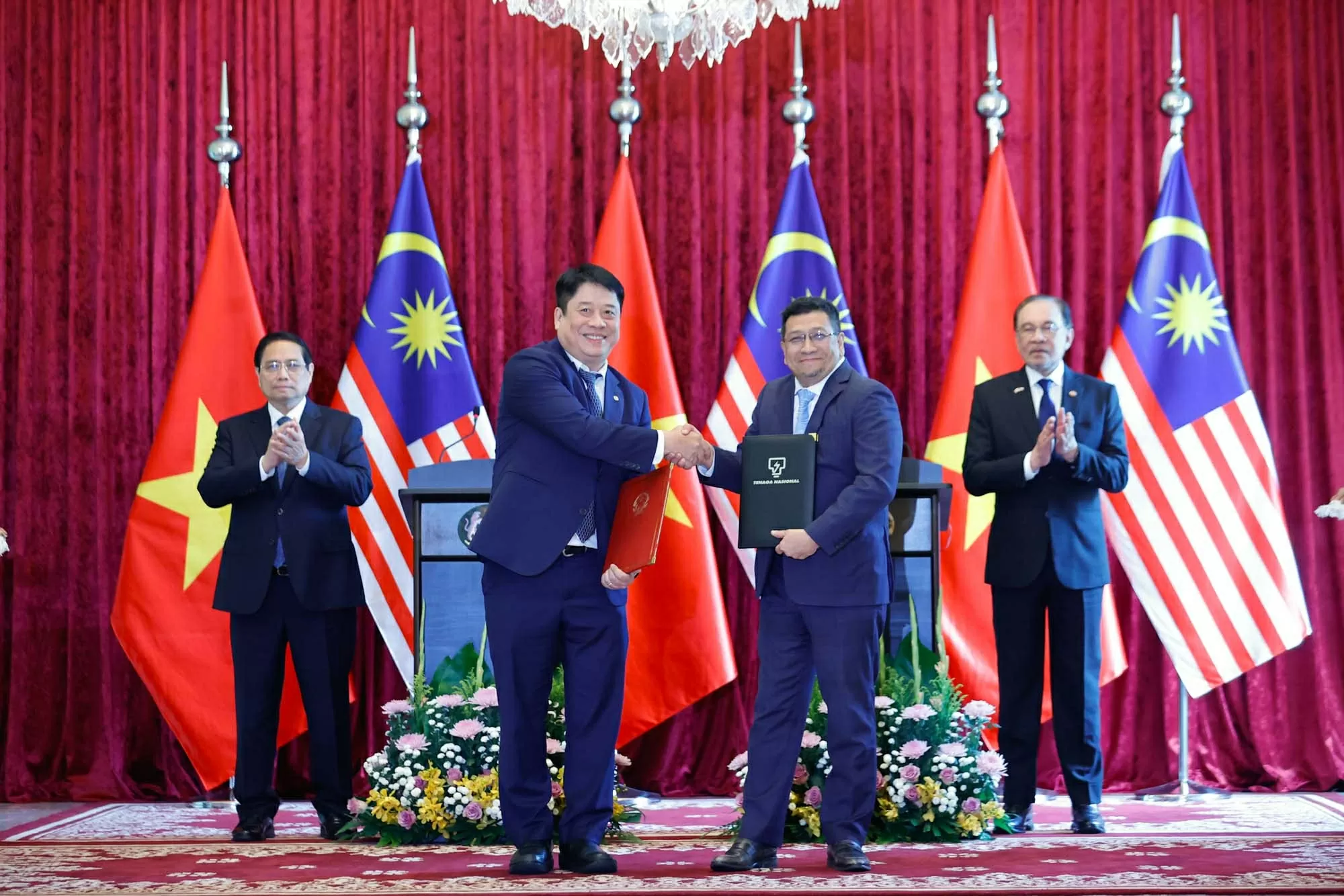 Thủ tướng Phạm Minh Chính và Thủ tướng Malaysia Anwar Ibrahim chứng kiến trao Bản ghi nhớ giữa Tập đoàn Điện lực Việt Nam và Tập đoàn Điện lực Malaysia - Ảnh: VGP/Nhật Bắc Thủ tướng Phạm Minh Chính và Thủ tướng Malaysia Anwar Ibrahim chứng kiến trao Bản ghi nhớ giữa Tập đoàn Điện lực Việt Nam và Tập đoàn Điện lực Malaysia - Ảnh: VGP/Nhật Bắc