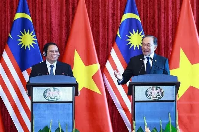 Vietnamese, Malaysian PMs hold joint press conference following Kuala Lumpur talks