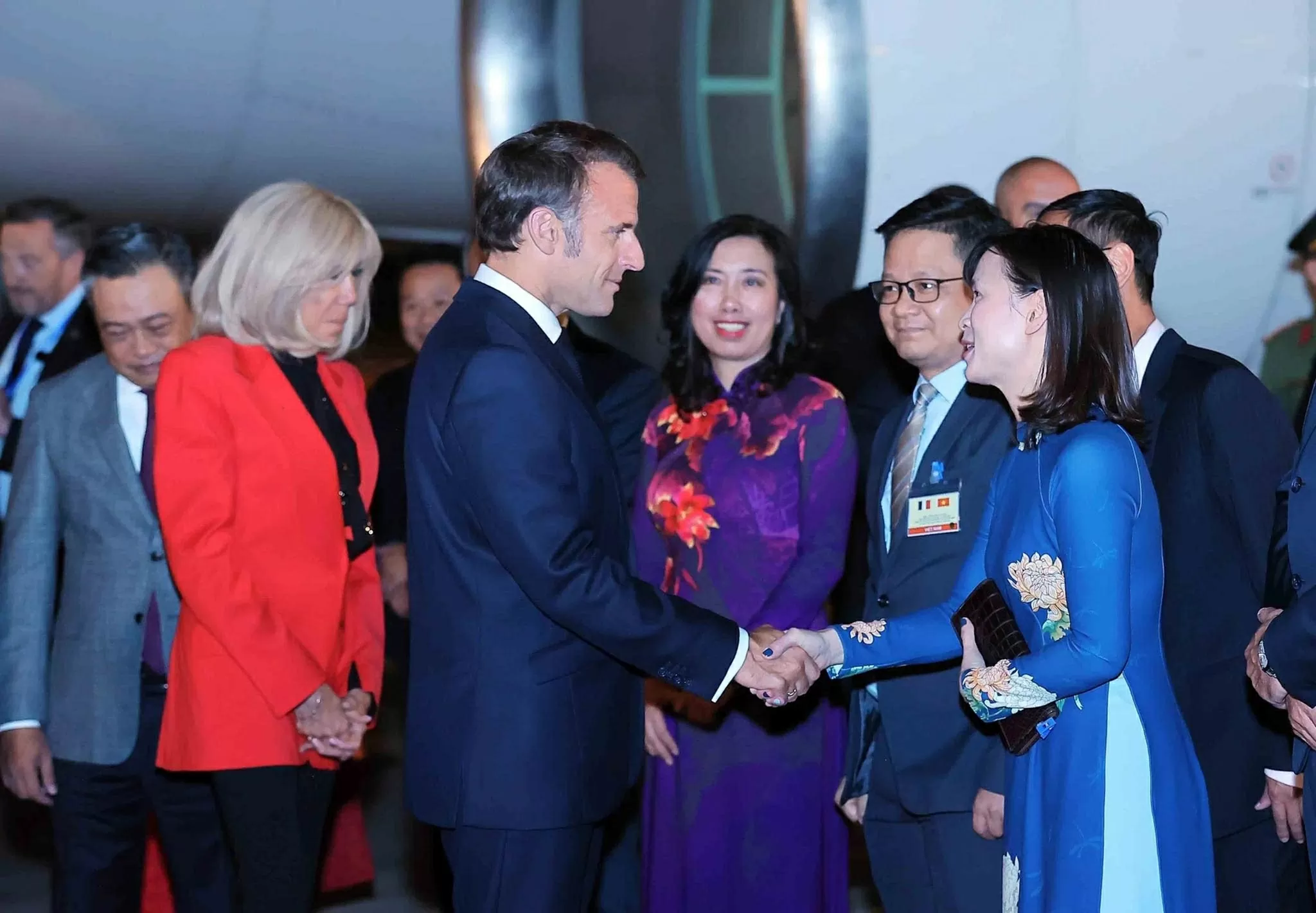 Tổng thống Pháp và Phu nhân đến Hà Nội, bắt đầu chuyến thăm cấp Nhà nước tới Việt Nam