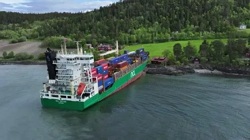 Na Uy: Con tàu chở container dài 135m mắc cạn khu dân cư Na Uy: Con tàu chở container dài 135m mắc cạn khu dân cư