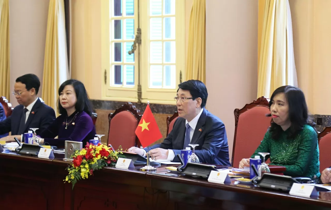 Chủ tịch nước Lương Cường chào mừng Tổng thống Pháp Emmanuel Macron thăm chính thức Việt Nam. (Ảnh: Thành Long)