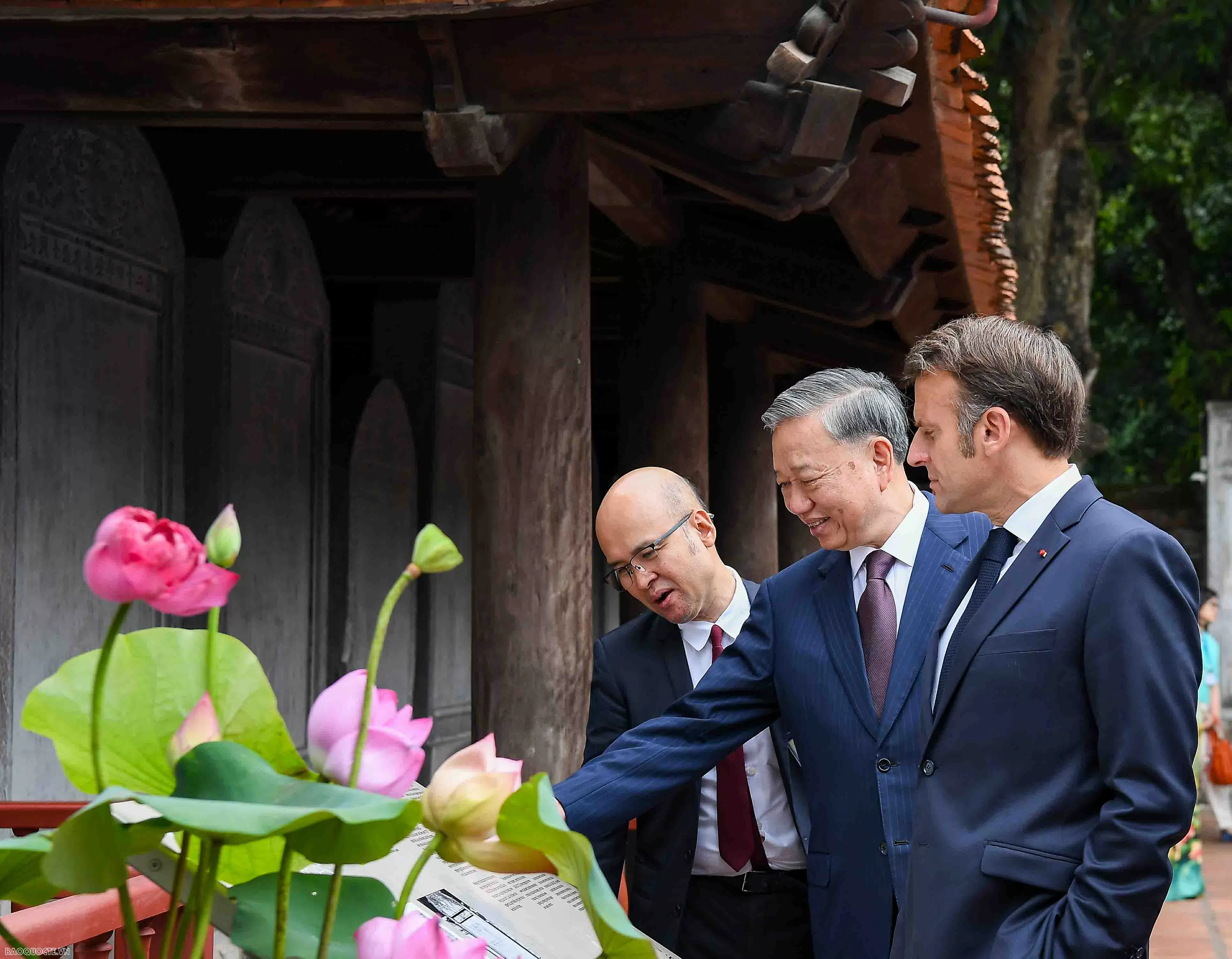 Tổng Bí thư Tô Lâm và Phu nhân cùng Tổng thống Pháp Emmanuel Macron và Phu nhân thăm Văn Miếu Quốc Tử Giám Tổng Bí thư Tô Lâm và Phu nhân cùng Tổng thống Pháp Emmanuel Macron và Phu nhân thăm Văn Miếu Quốc Tử Giám