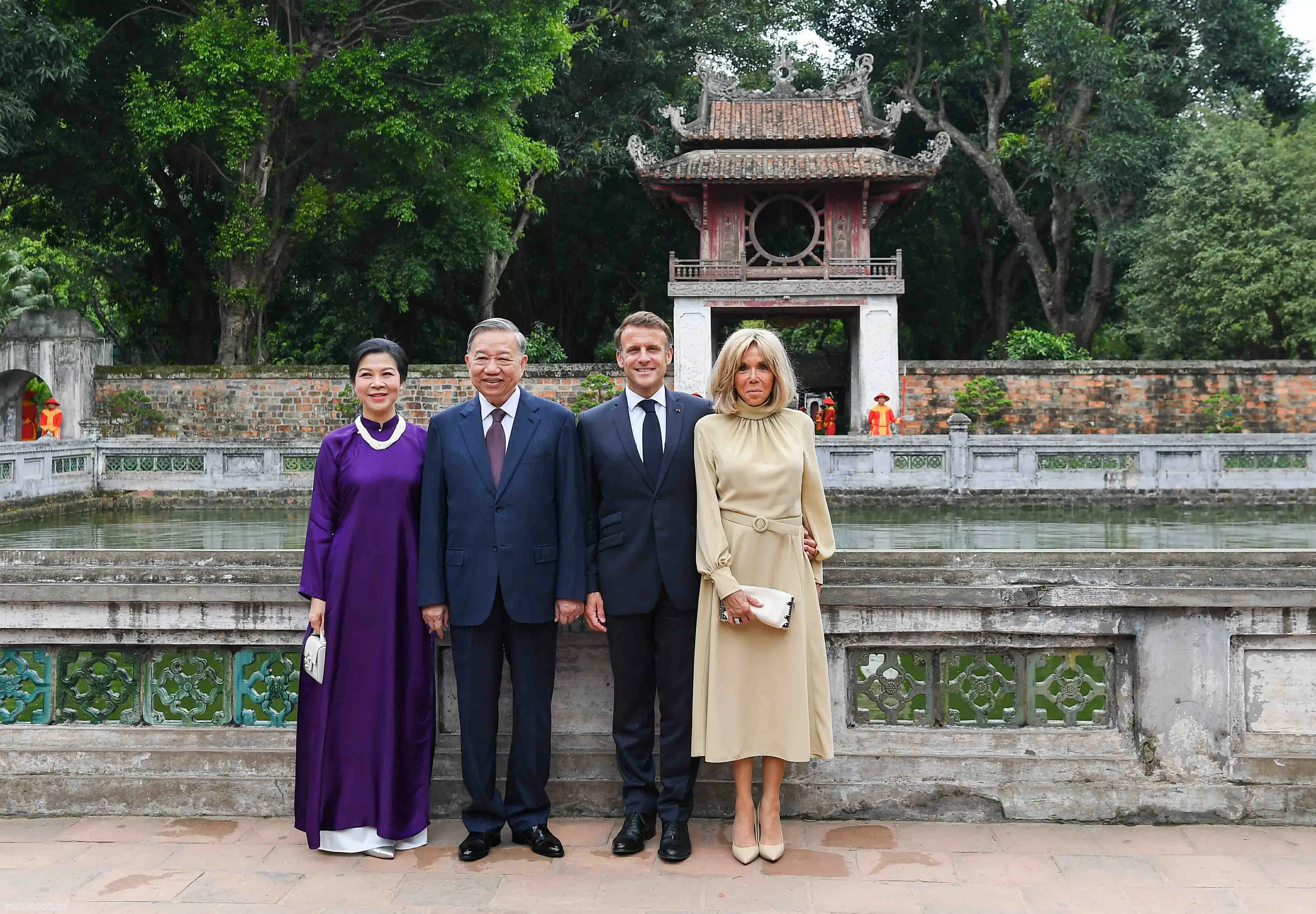 Những hình ảnh bận rộn của Tổng thống Pháp Emmanuel Macron và Phu nhân tại Việt Nam