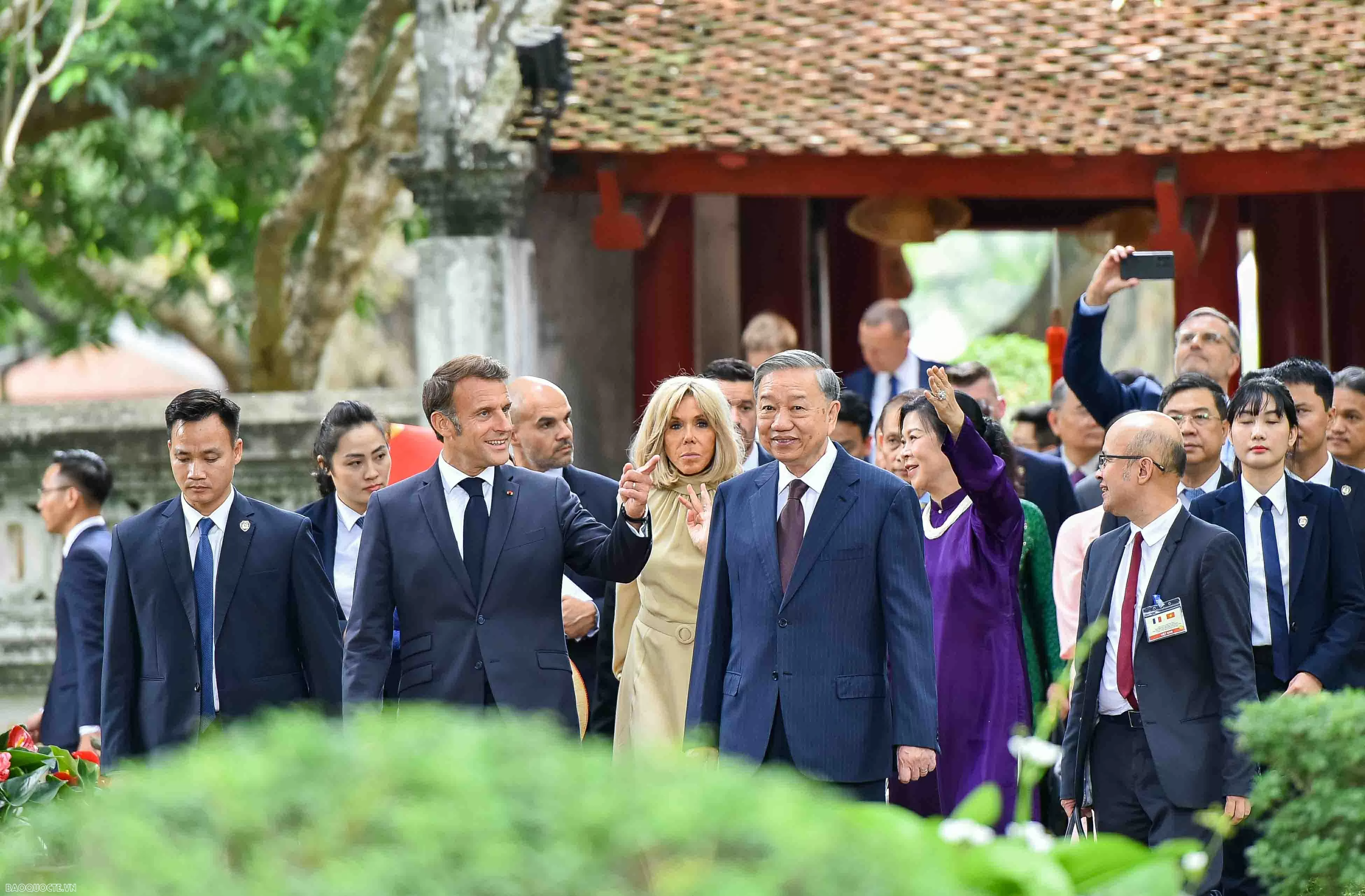 Tổng Bí thư Tô Lâm và Phu nhân cùng Tổng thống Pháp Emmanuel Macron và Phu nhân thăm Văn Miếu Quốc Tử Giám Tổng Bí thư Tô Lâm và Phu nhân cùng Tổng thống Pháp Emmanuel Macron và Phu nhân thăm Văn Miếu Quốc Tử Giám