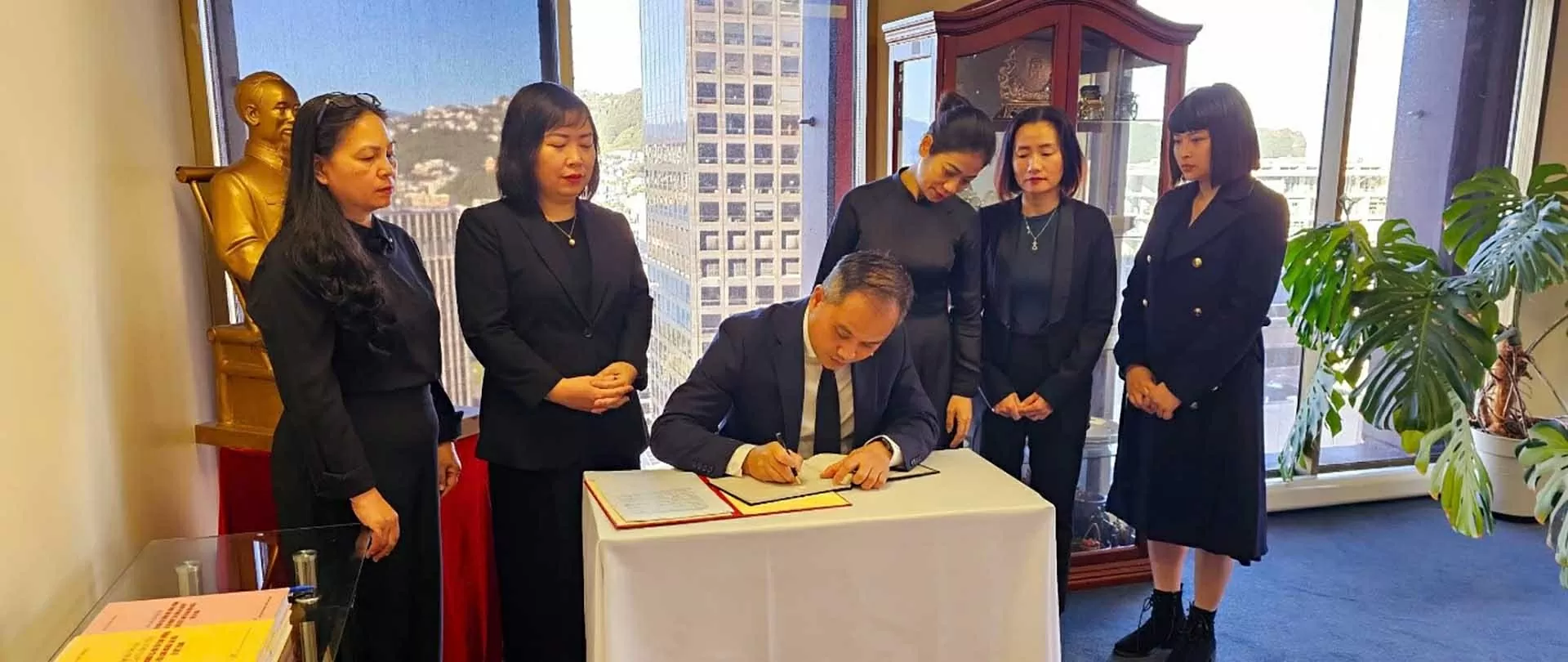 Lễ viếng và ghi sổ tang tưởng niệm nguyên Chủ tịch nước Trần Đức Lương tại New Zealand