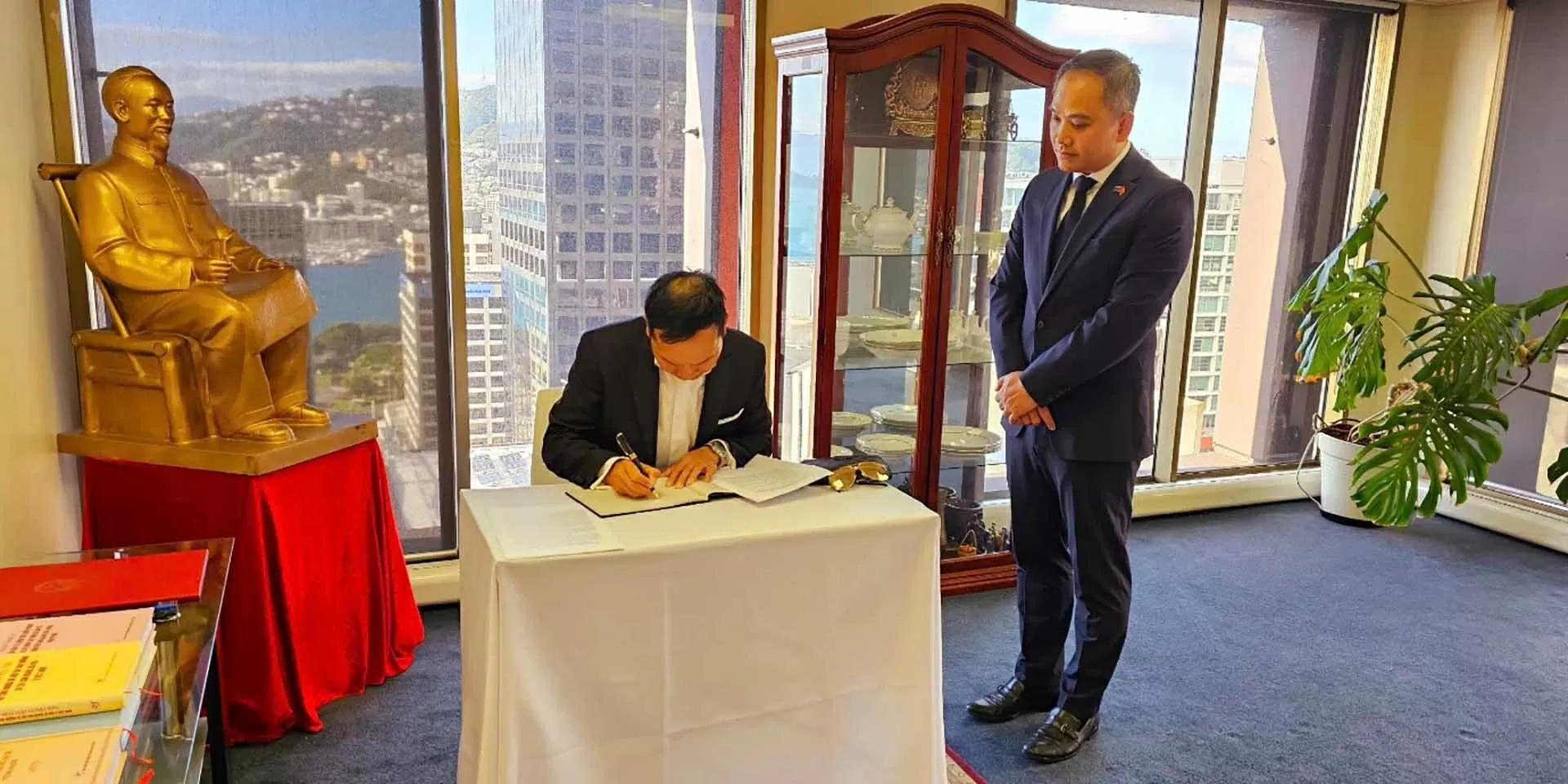 Lễ viếng và ghi sổ tang tưởng niệm nguyên Chủ tịch nước Trần Đức Lương tại New Zealand