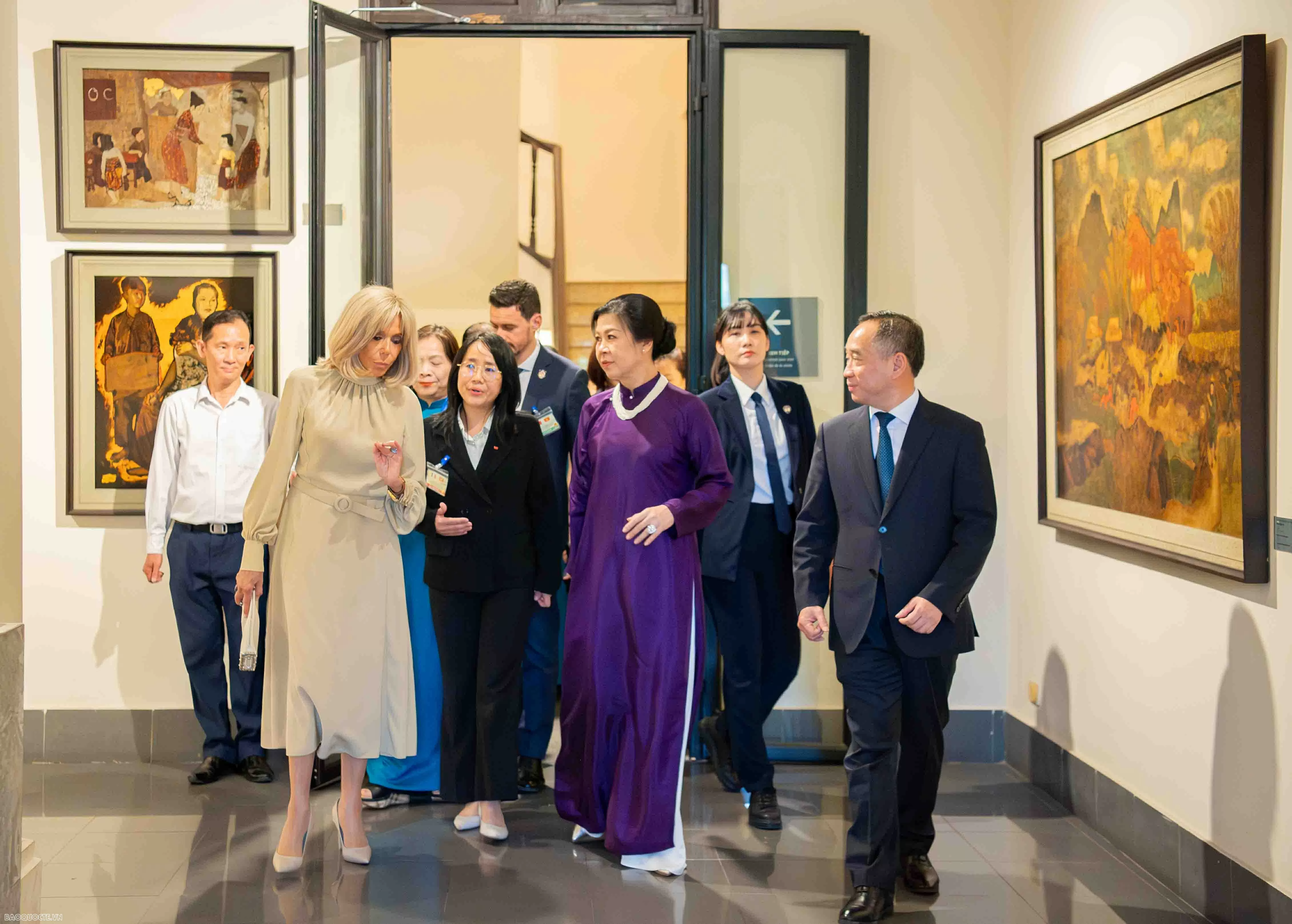 Những hình ảnh bận rộn của Tổng thống Pháp Emmanuel Macron và Phu nhân tại Việt Nam