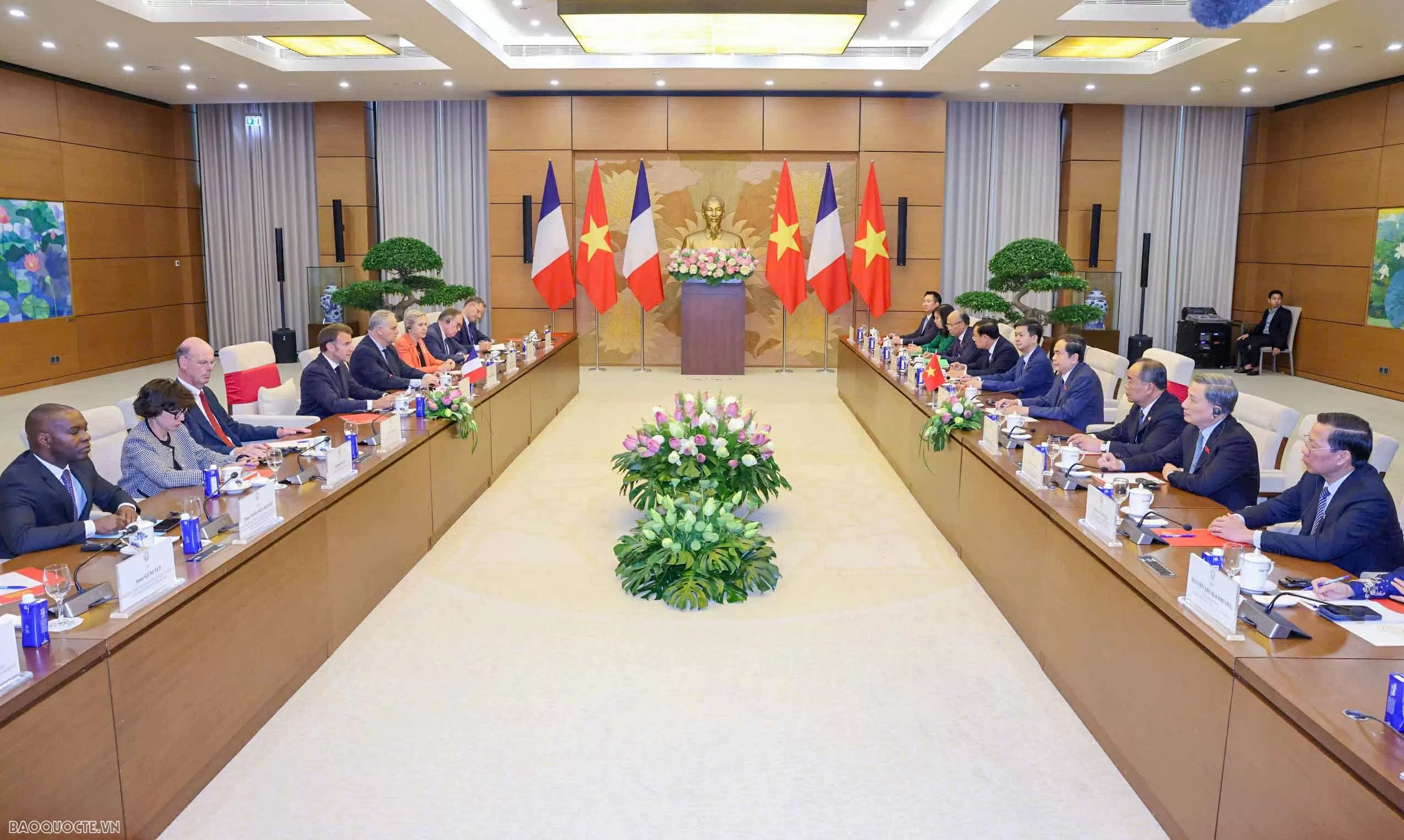 NA Chairman Tran Thanh Man meets with French President Emmanuel Macron