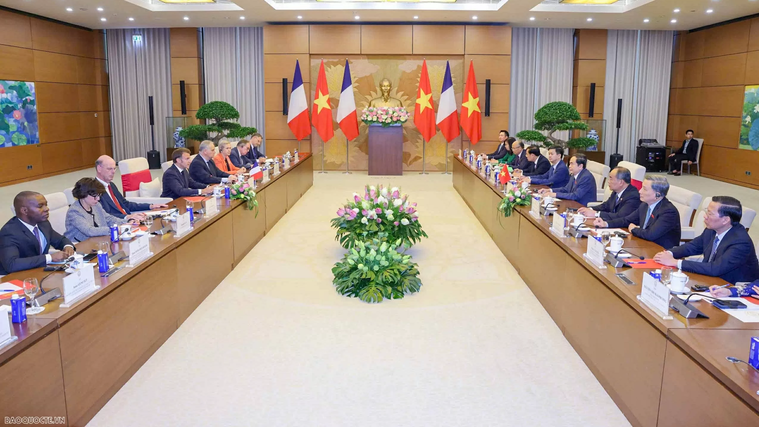 NA Chairman Tran Thanh Man meets with French President Emmanuel Macron
