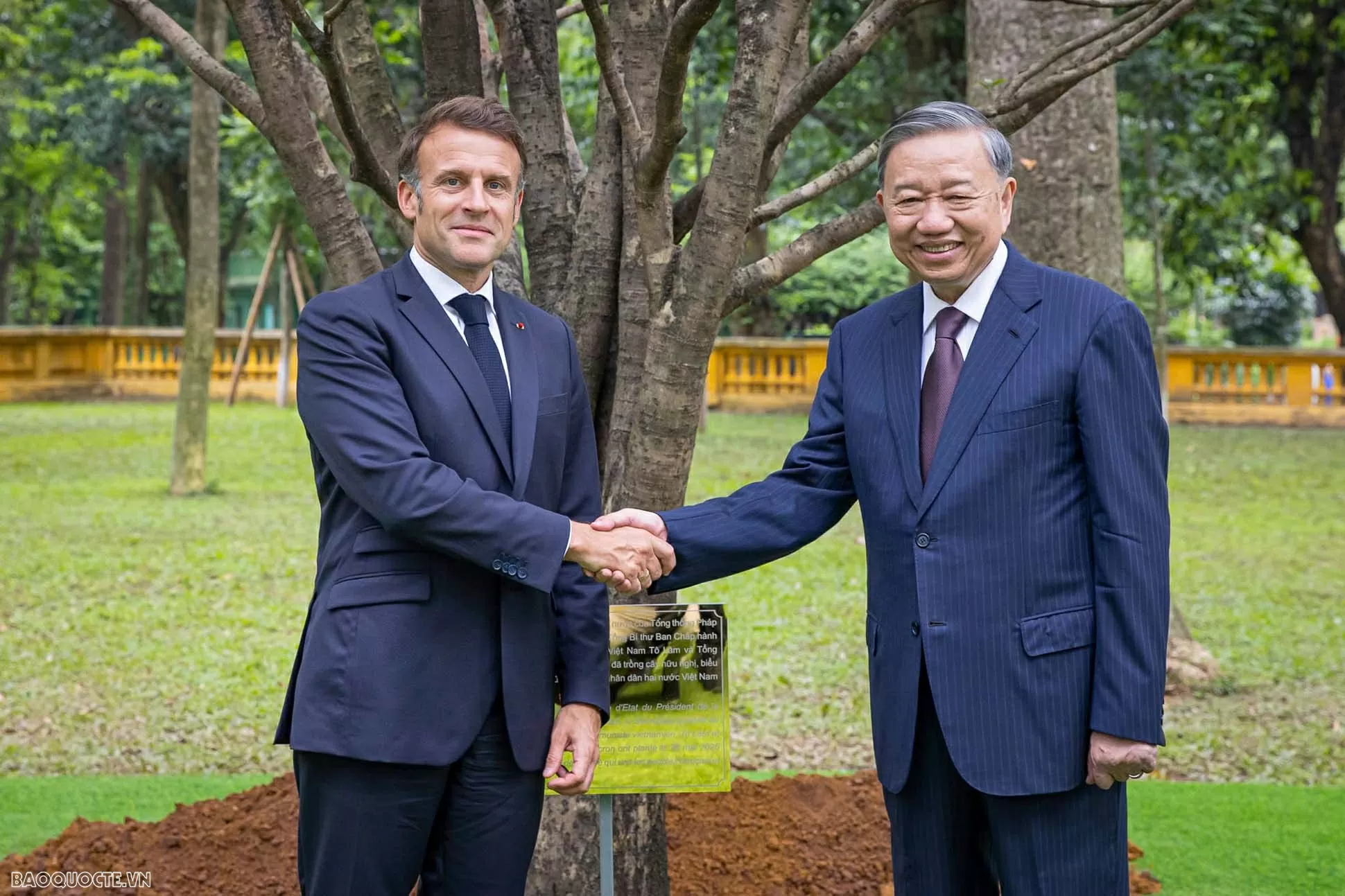 Tổng Bí thư Tô Lâm và Tổng thống Emmanuel Macron trồng cây mộc tại Khu Di tích Chủ tịch Hồ Chí Minh