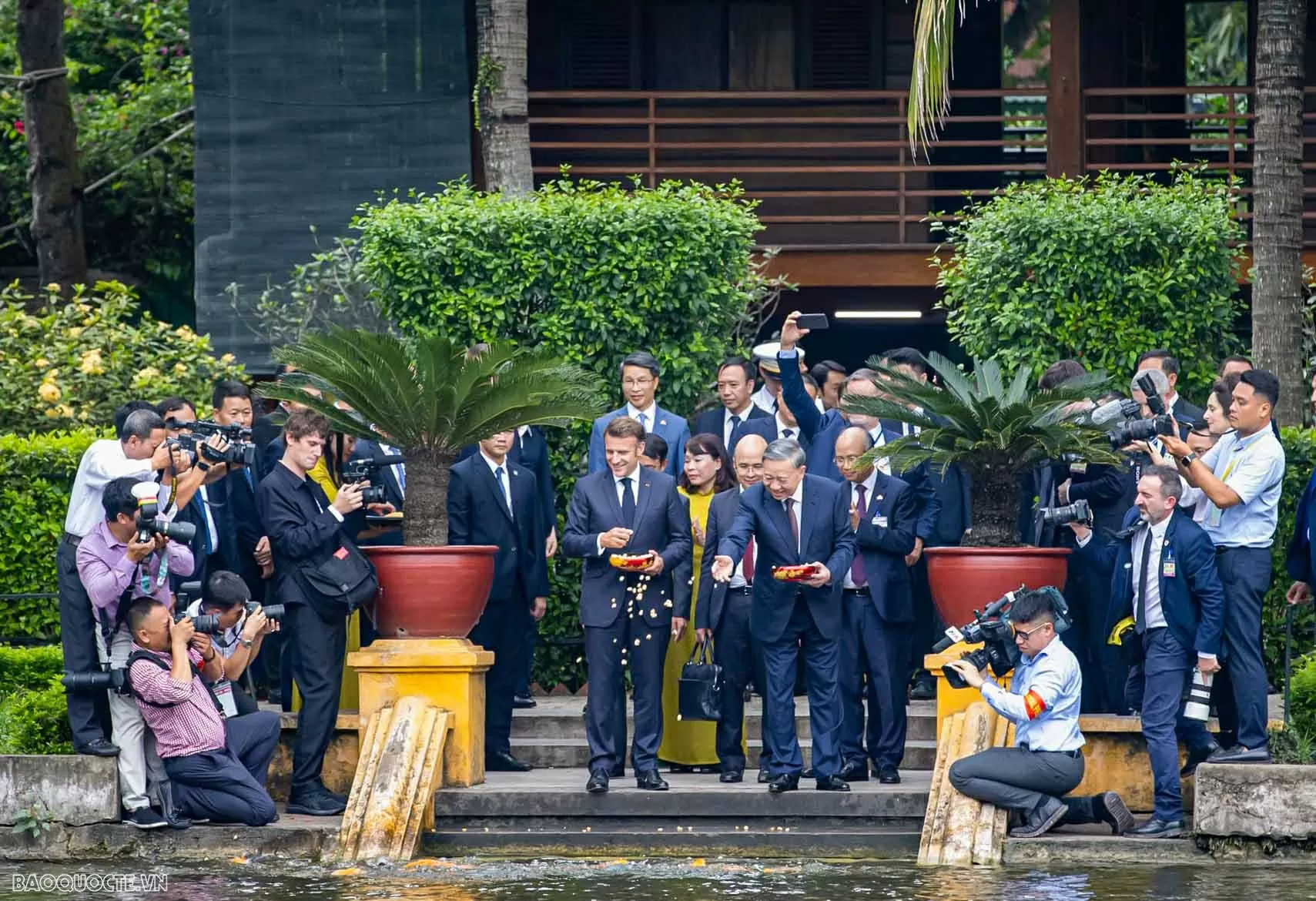 Những hình ảnh bận rộn của Tổng thống Pháp Emmanuel Macron và Phu nhân tại Việt Nam