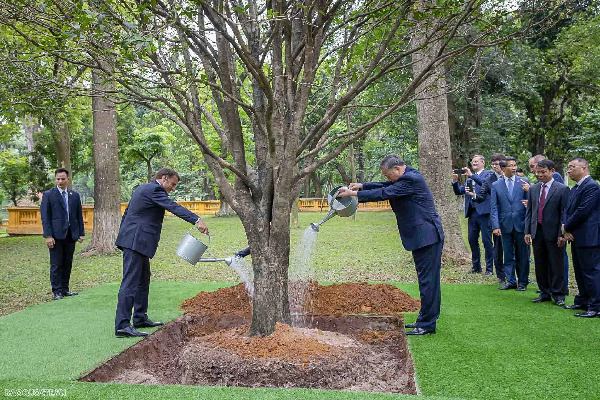 Những hình ảnh bận rộn của Tổng thống Pháp Emmanuel Macron và Phu nhân tại Việt Nam