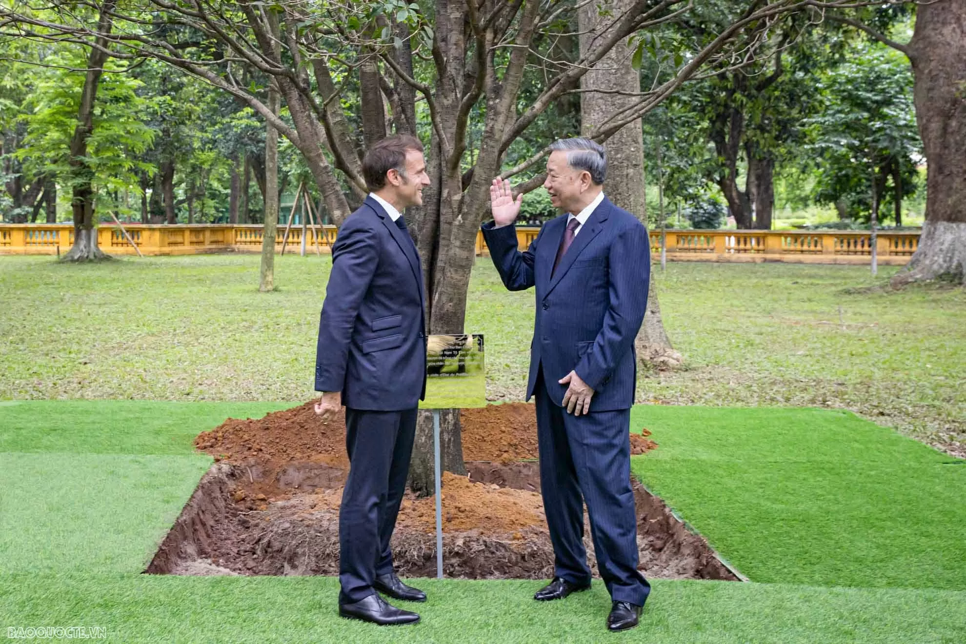 Tổng Bí thư Tô Lâm và Tổng thống Emmanuel Macron trồng cây mộc tại Khu Di tích Chủ tịch Hồ Chí Minh