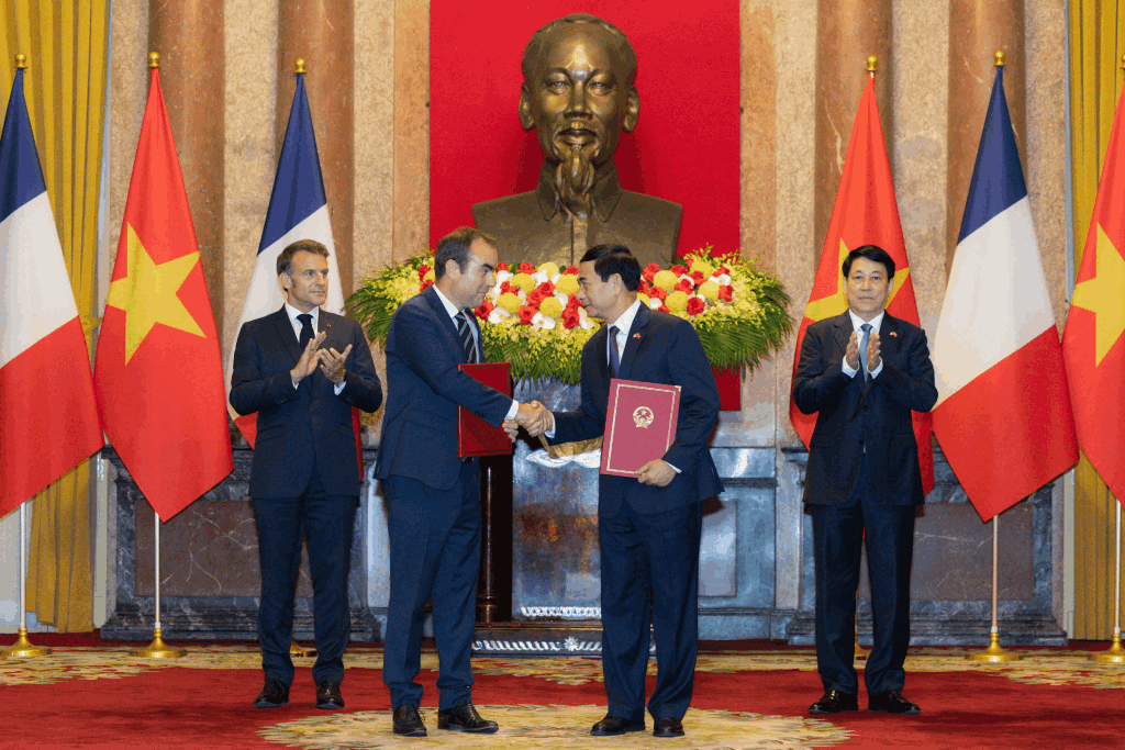 Bộ trưởng Bộ Quốc phòng Phan Văn Giang và Bộ trưởng Bộ Quân đội Pháp Sébastien Lecornu trao đổi Ý định thư giữa Bộ Quốc phòng hai nước về tăng cường hợp tác trong lĩnh vực trang bị quốc phòng. Bộ trưởng Bộ Quốc phòng Phan Văn Giang và Bộ trưởng Bộ Quân đội Pháp Sébastien Lecornu trao đổi Ý định thư giữa Bộ Quốc phòng hai nước về tăng cường hợp tác trong lĩnh vực trang bị quốc phòng.