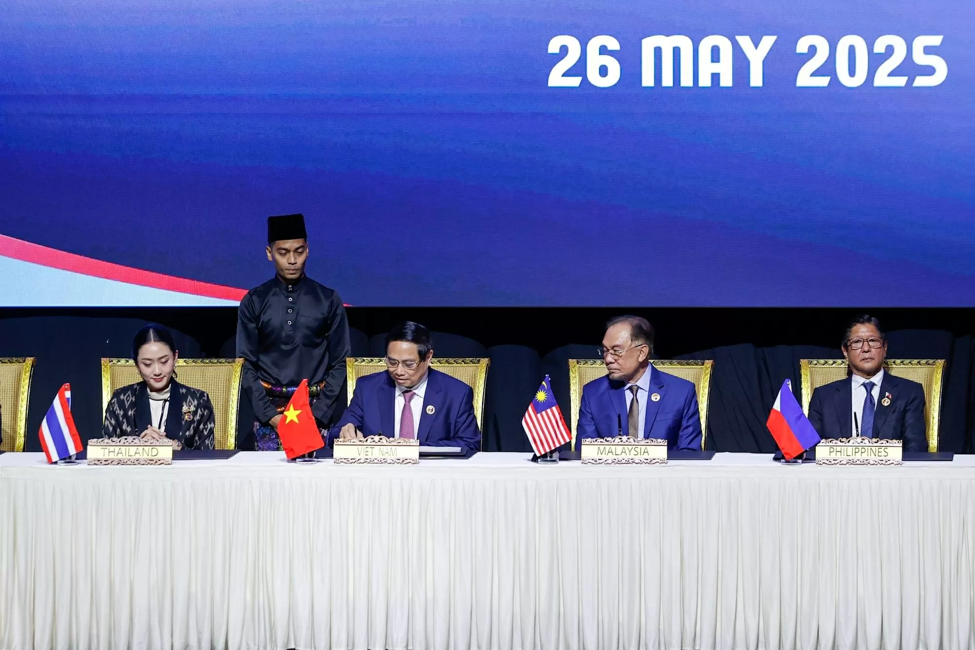 Thủ tướng Phạm Minh Chính cùng các nhà lãnh đạo ký Tuyên bố 'ASEAN 2045'